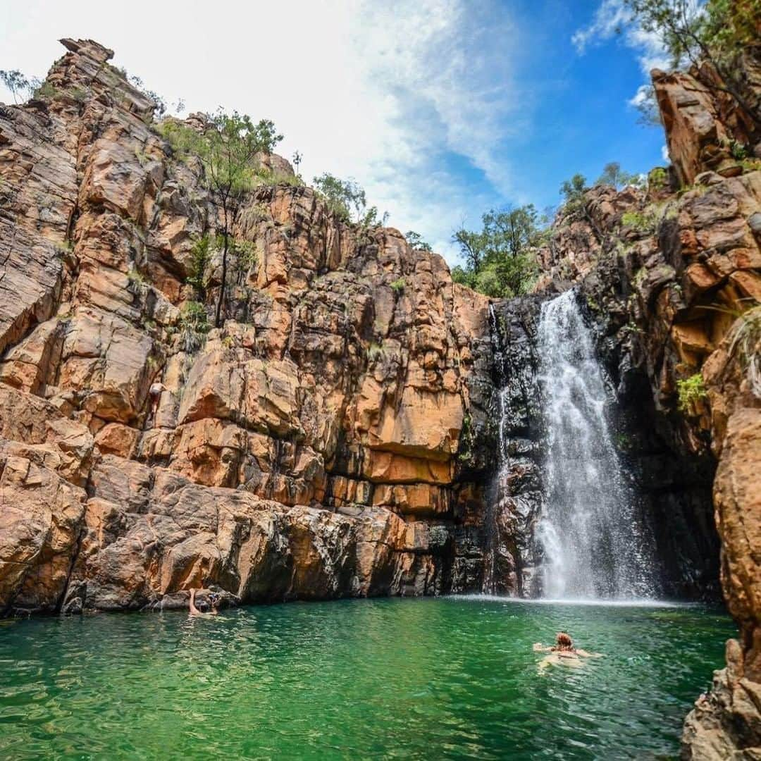 Australiaさんのインスタグラム写真 - (AustraliaInstagram)「Talk about a glorious spot for a swim! @thomasfrancillard went for a refreshing dip at #KatherineGorge in #NitmilukNationalPark, which it turns out isn’t only a location packed with aboriginal culture and history, but also potentially the perfect wedding destination! 💍 This spectacular spot is one of the many scenic backdrops in the newly-released Aussie film, @topendweddingmovie. Written by and starring @misstap, the movie tells the story of an engaged couple planning their dream wedding in @tourismtopend. With stunning scenes captured in #Darwin, #Kakadu, #Katherine and the #TiwiIslands, even if you’re not planning a wedding, it’ll certainly fill you with wanderlust to plan a trip to this epic part of @ntaustralia.  #seeaustralia #ntaustralia #tourismtopend #nature #topendwedding」5月7日 15時00分 - australia