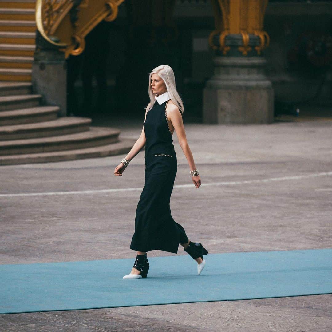 のインスタグラム：「The #CHANELCruise show in Paris closed with model Ola Rudnicka wearing a long dress with chain details and a stiff shirt collar. #CHANEL @ola_quetal」