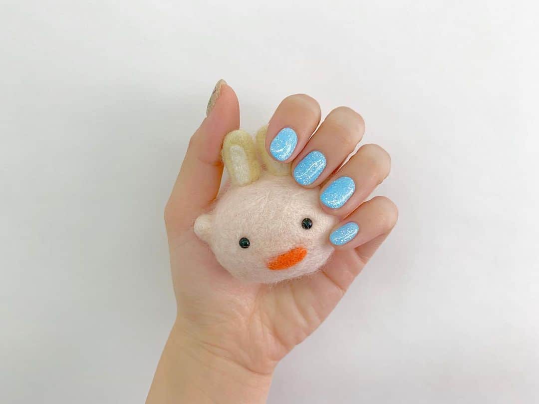 八木沙季のインスタグラム：「💅💅 . 5/31のバースデーライブに向けて水色ネイル💙 結構パキッとした色だけどこれはこれでお気に入り🥳 そしてなんと親指は… 「うぱぎ」でーす❤️❤️❤️笑 5月はうぱぎネイルするって決めてたんだ〜😎 . #newネイル  #ネイル  #水色ネイル  #うぱぎ」
