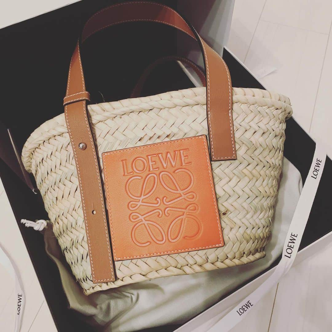 柳めぐみさんのインスタグラム写真 - (柳めぐみInstagram)「. . LOEWEの籠バッグのミニが届いた❤️ 店舗では買えないから公式サイトで注文したら買えた😳 夏いっぱい使おうー。 . #LOEWE #loewebag  #loewe籠バッグ #籠バッグ」5月7日 15時30分 - yanameguchan