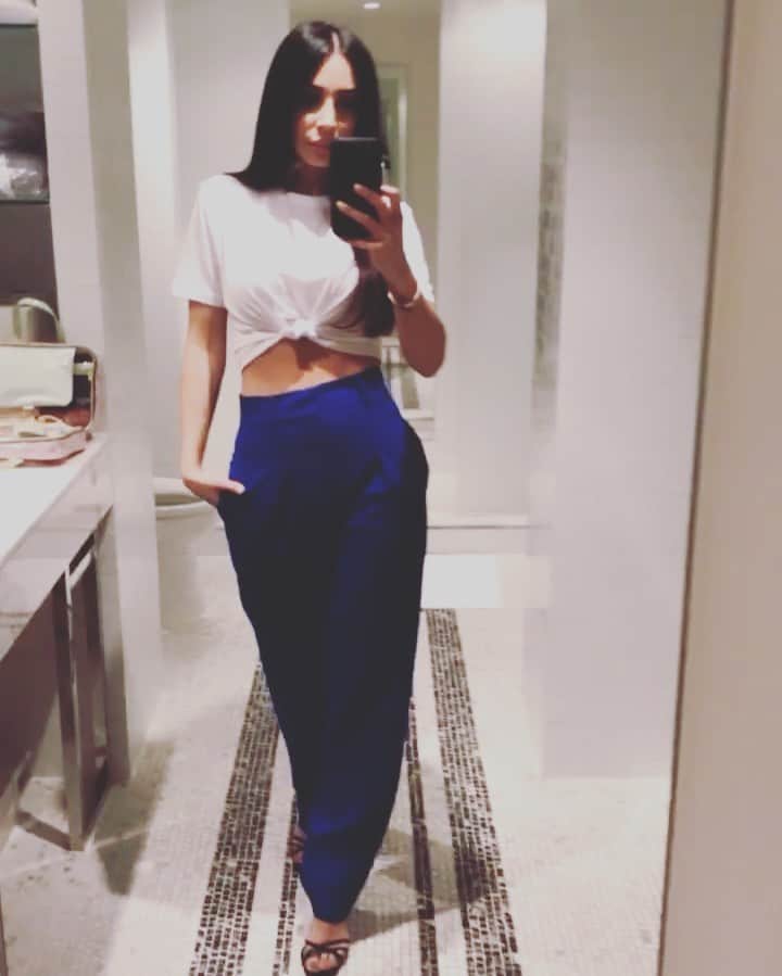 sananasのインスタグラム：「Hello LA 💙With @diormakeup ✨ Totale tenue @Zara ! Tout fait partie de la nouvelle collection 😉😘 Réf pantalon : 2393/703 ! Bonne journée à tous et bon Ramadan à tous ceux qui jeûnent ce mois-ci 💚De mon côté je vais aller dodo après avoir regardé (ENFIN) l’épisode 4 de GoT ! Je vais me coucher avec une rage pas possible 😂Je vais avoir une crise cardiaque avec cette série je vous jure !  PS : Pour ceux qui ne l’ont pas encore vu j’ai posté une vidéo total look (make up + tenue) spécial invitée à un mariage ! Le lien est dans la bio ! Love you !」