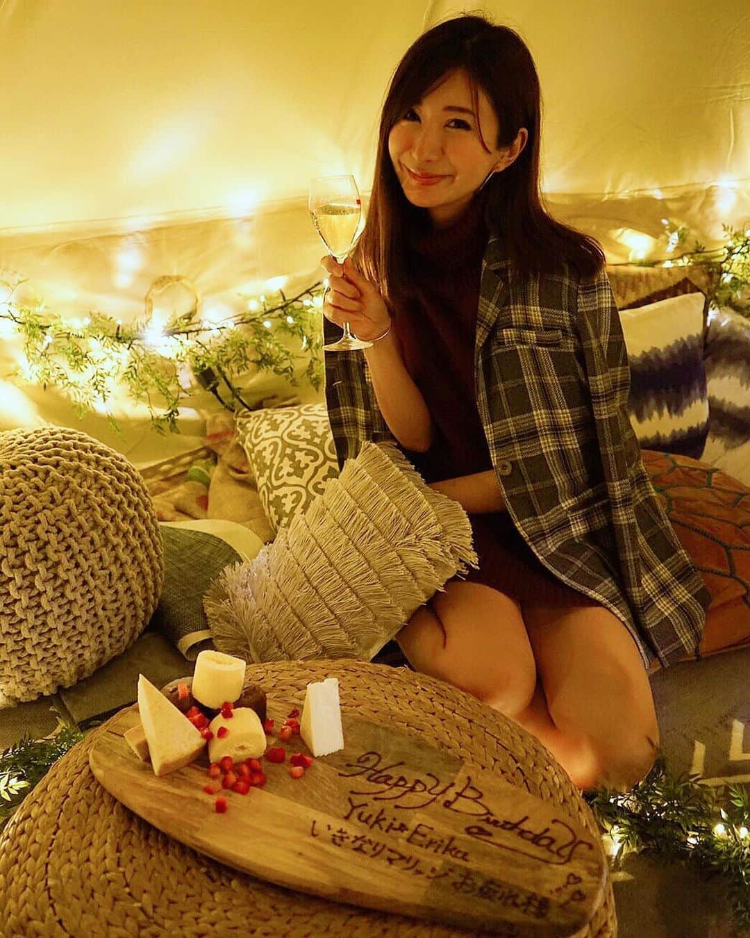 中村江莉香さんのインスタグラム写真 - (中村江莉香Instagram)「LAND Meat Center🌱🌿 GW締めくくりは#ビアガーデン で女子会〜💕💕 とにかく可愛い空間でした😂  #landmeatcenter #焼肉LAND おすすめ💘 恋話からお仕事の話まで楽しかった〜🤤そしてサプライズでお誕生日&いきまりおつかれ様プレート😂✨ ありがとうー！大好きですー！ #インフルエンサー #インスタグラマー #モデル #ダンサー #女子会 #飲み会 #ご飯会 #新宿 #おすすめ店 #新宿 #ルミネ新宿 #屋上ビアガーデン #飲み放題 #焼肉」5月7日 15時35分 - erica_nakamura