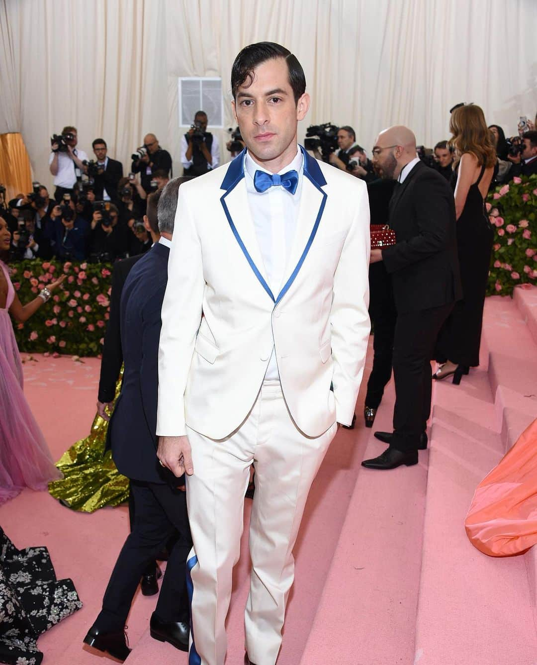 Valentinoさんのインスタグラム写真 - (ValentinoInstagram)「@iammarkronson attended the 2019 #MetGala wearing a white #ValentinoTuxedo with cerulean details designed for him by @pppiccioli.」5月7日 15時36分 - maisonvalentino