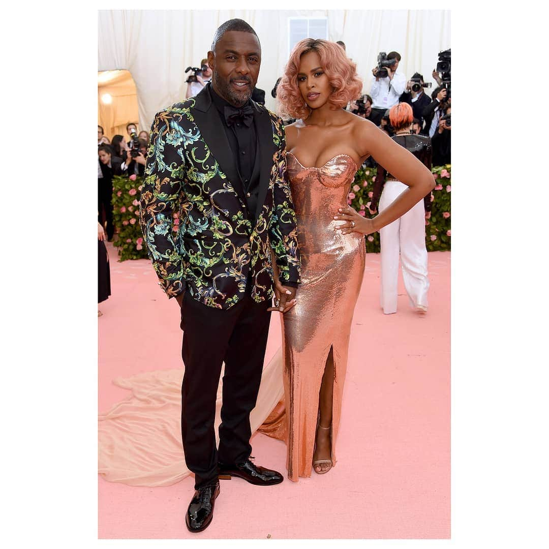 ジャンニヴェルサーチさんのインスタグラム写真 - (ジャンニヴェルサーチInstagram)「@idriselba attends the #MetGala in a Barocco printed #AtelierVersace suit. The jacket features Swarovski crystal embroidery with a metallic effect. @sabrinadhowre wears a rose gold-tone #AtelierVersace iconic neckline, chain mail gown enriched with a flowing chiffon train and oversized lace detail on the corset bodice. #MetCamp #VersaceCelebrities」5月7日 15時37分 - versace