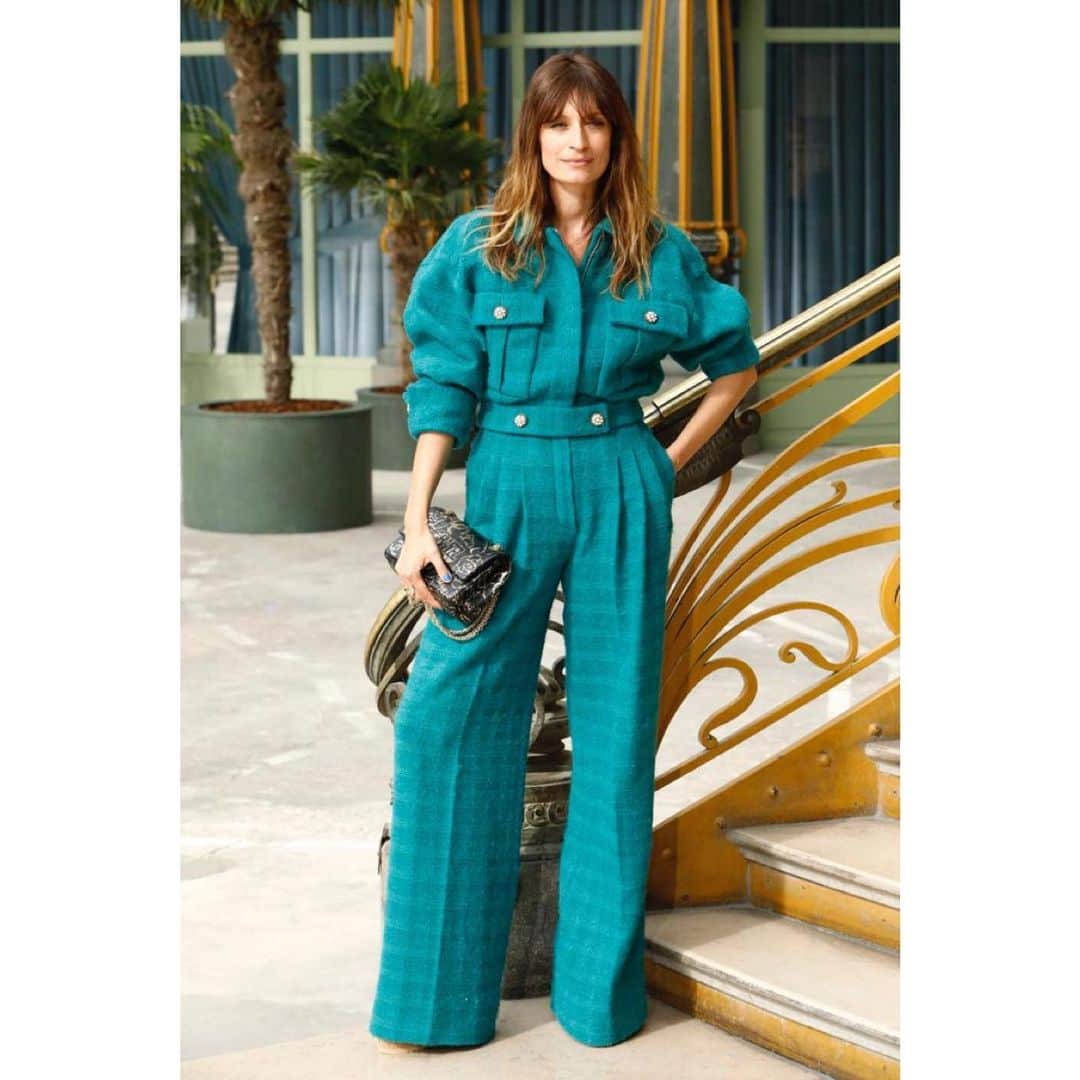 カロリーヌ・ド・メグレのインスタグラム：「Full look #ChanelCruise by @cdmdiary  Hair @mr_alexandrycosta  Make up @saraifiszel  Manucure @kamelmanucure  Rings @goossens_paris  Tweed ensemble @chanelofficial」