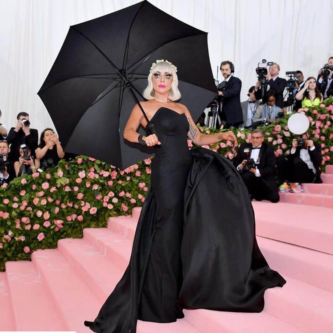 アンナ・デッロ・ルッソさんのインスタグラム写真 - (アンナ・デッロ・ルッソInstagram)「Amazing 👑Repost @ladygaga ❤️❤️❤️ #METGALA #METGAGA #2️⃣ 📸 @dia.getty」5月7日 15時42分 - annadellorusso