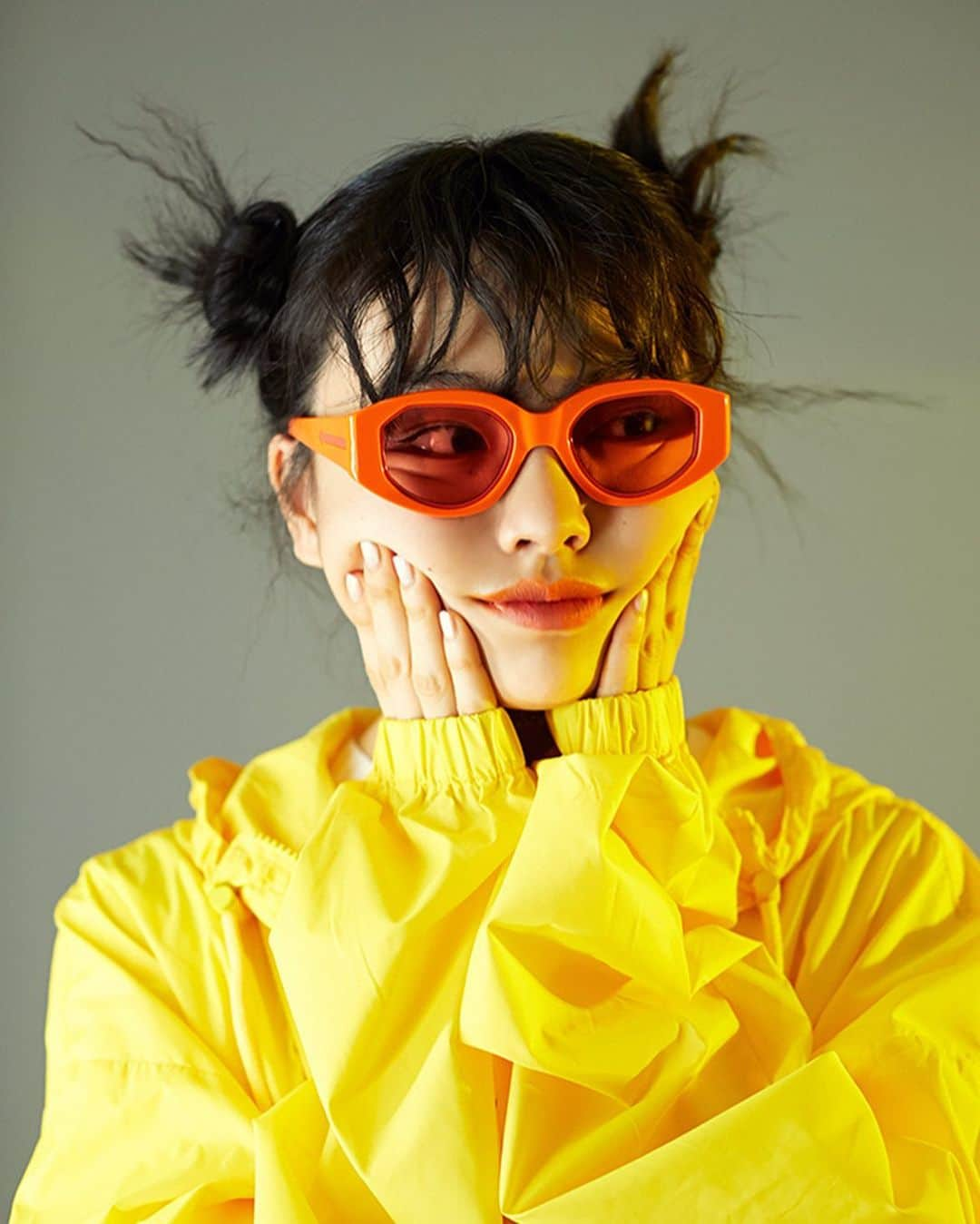 のインスタグラム：「Get your daily dose of vitamin C with our tangerine ‘Castaway’ tints 📸 - @nylonjapan﻿ ﻿ ビタミンカラーのサングラスが﻿ @nylonjapan に掲載📸﻿ ﻿ #karenwalker﻿﻿ #newzealand #tokyo #fashion #ginza #fashion #follow #like #カレンウォーカー﻿﻿ #ニュージーランド #東京 #銀座 #ファッション #コーデ #フォロー #いいね #サングラス」