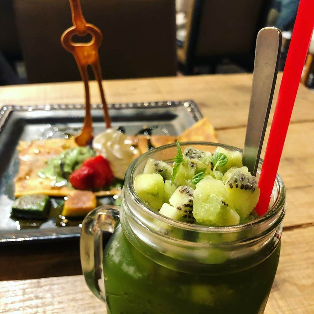 世手子さんのインスタグラム写真 - (世手子Instagram)「Kyoto Fashion Cafein Saredo cafe٩( 'ω' )و  I went to Kyoto after a long time)^o^( Thank you everyone for a lot of comments(^○^) https://item.woomy.me/c/40803 @saredocafe #されどかふぇ に @erikanoreichijo #一條エリカ 氏を呼び出して、いってきたょ（＾∇＾）w 急に思いたって関西ゲリラ旅行（＾ν＾） やはり #京都ぶらり するだけで素敵なお店いっぱいだねっっ #saredoかふぇ はヘルシー満点なメニューが多かったよっっ 古代米入りパン、胚芽ロールパン、ベジ・スープ、ミニサラダ付きの #ベジバーグ ^o^ すりおろし玉ねぎ入りデミ風ソースのベジ・バーグ頼んだょっっ！ そしてデザートは #春のクレープ 宇治抹茶と京生麩のクレープを注文っっっ #京都タワー が！！( ◠‿◠ ) 大阪に行くことはよくあるんだけど京都までこんなに近いとは思わなかった(*´∇｀*) ドリンクもヘルシーに♪(´ε｀ ) #ベジフルドリンク #グリーンジュース 飲んだょ(^_^)v 小松菜・生姜・キウィでヘルシー（^人^） #京都グルメ 楽しい(*☻-☻*) 京都駅 夜カフェで検索して(´∀｀=) Casting by @woomy.restaurant  #ブラトップ：#eka @ekalosangelesjapan (CB020013)」5月7日 15時45分 - rojide