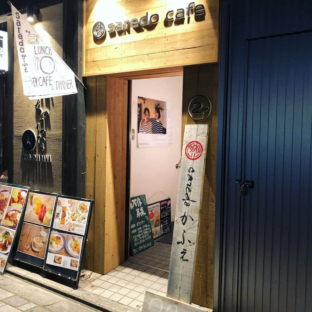 世手子さんのインスタグラム写真 - (世手子Instagram)「Kyoto Fashion Cafein Saredo cafe٩( 'ω' )و  I went to Kyoto after a long time)^o^( Thank you everyone for a lot of comments(^○^) https://item.woomy.me/c/40803 @saredocafe #されどかふぇ に @erikanoreichijo #一條エリカ 氏を呼び出して、いってきたょ（＾∇＾）w 急に思いたって関西ゲリラ旅行（＾ν＾） やはり #京都ぶらり するだけで素敵なお店いっぱいだねっっ #saredoかふぇ はヘルシー満点なメニューが多かったよっっ 古代米入りパン、胚芽ロールパン、ベジ・スープ、ミニサラダ付きの #ベジバーグ ^o^ すりおろし玉ねぎ入りデミ風ソースのベジ・バーグ頼んだょっっ！ そしてデザートは #春のクレープ 宇治抹茶と京生麩のクレープを注文っっっ #京都タワー が！！( ◠‿◠ ) 大阪に行くことはよくあるんだけど京都までこんなに近いとは思わなかった(*´∇｀*) ドリンクもヘルシーに♪(´ε｀ ) #ベジフルドリンク #グリーンジュース 飲んだょ(^_^)v 小松菜・生姜・キウィでヘルシー（^人^） #京都グルメ 楽しい(*☻-☻*) 京都駅 夜カフェで検索して(´∀｀=) Casting by @woomy.restaurant  #ブラトップ：#eka @ekalosangelesjapan (CB020013)」5月7日 15時45分 - rojide