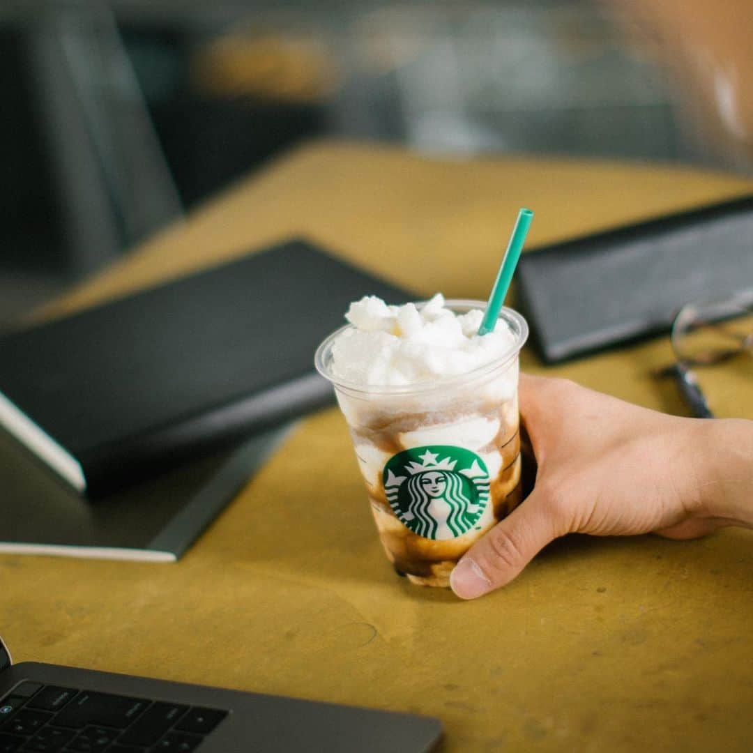 スターバックス JPさんのインスタグラム写真 - (スターバックス JPInstagram)「☕️ 連休明けの午後は、抽出したてのエスプレッソの香りで気持ちをシャキッと✨ 久しぶりの仕事の合間に、#大人のフラペチーノ で気分転換しませんか😉  #エスプレッソアフォガートフラペチーノ  #スターバックス」5月7日 15時47分 - starbucks_j