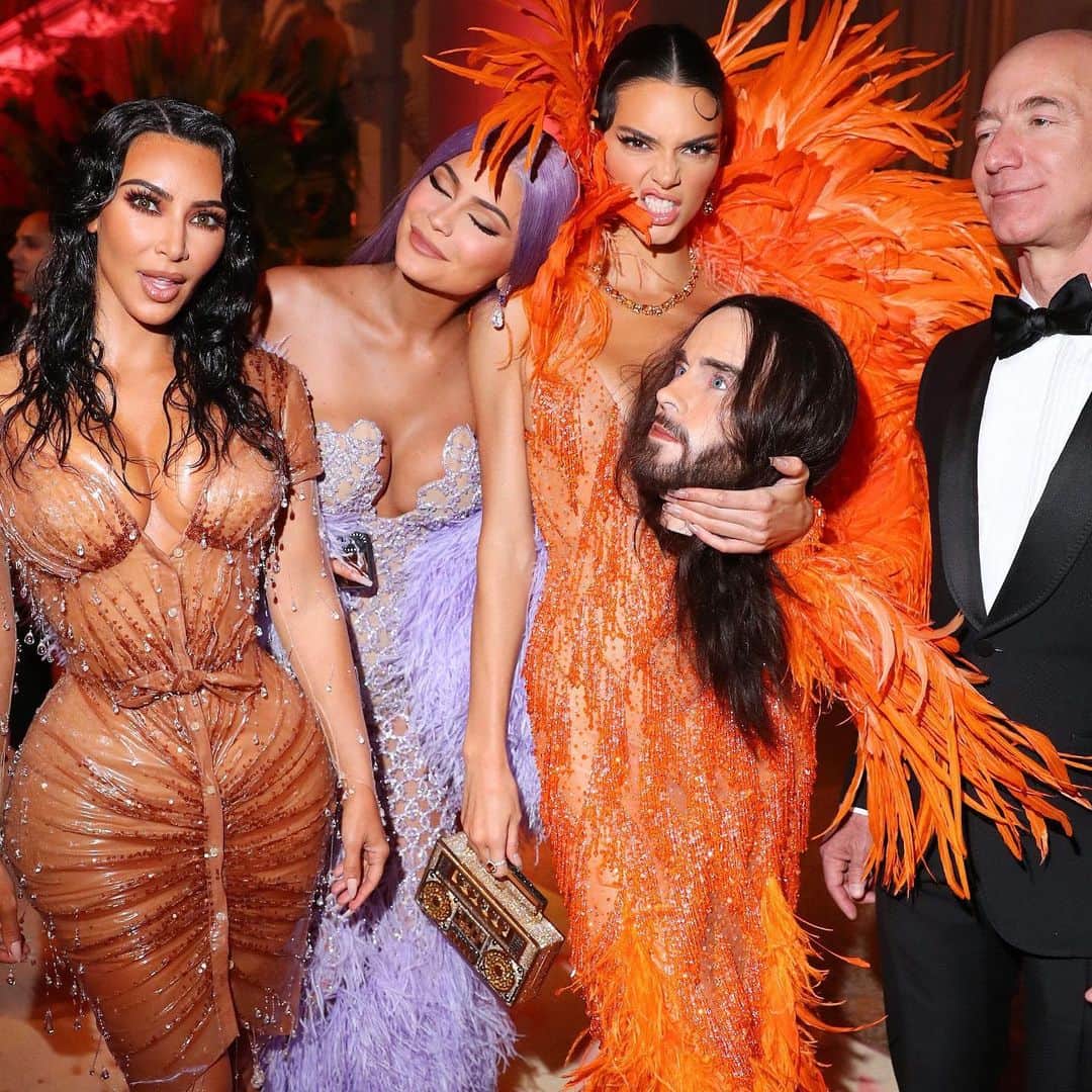 Vogue Australiaさんのインスタグラム写真 - (Vogue AustraliaInstagram)「The 2019 #MetGala is over and a trail of feathers and sequins have been left in the celebrities’ wake. But we’ll always have the photos. Tap the link in the bio to go inside the party and take a look at #KatyPerry as a human-sized burger and #KimKardashianWest rubbing shoulders with #JeffBezos. 📸 Getty Images」5月7日 15時50分 - vogueaustralia