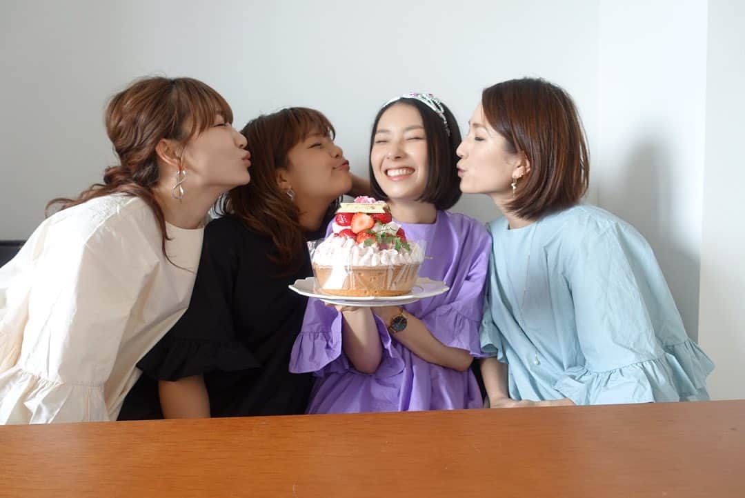 のインスタグラム：「よっこのちょっと遅めのbirthday🥺💕愛しのメンバーで全員ペアルック👚よっこちゃんのブランドyokko de jolie chambreのチュニックを色違いで着て、れみのサイトLOVETABIとqbagのコラボもみんなでおそろ💕どんだけ仲良し。笑  #あいのりガールズ #桃クロよっこれみ#yokkodejoliechambre #LOVETABI #qbag」