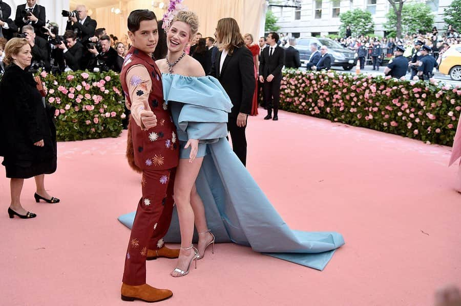 Vogue Italiaさんのインスタグラム写真 - (Vogue ItaliaInstagram)「The Atmosphere from the 2019 #MetGala. Here’s a selection of the best moments, swipe to take a look and see more about all the #MetCamp Guests via link in bio.」5月7日 15時59分 - vogueitalia