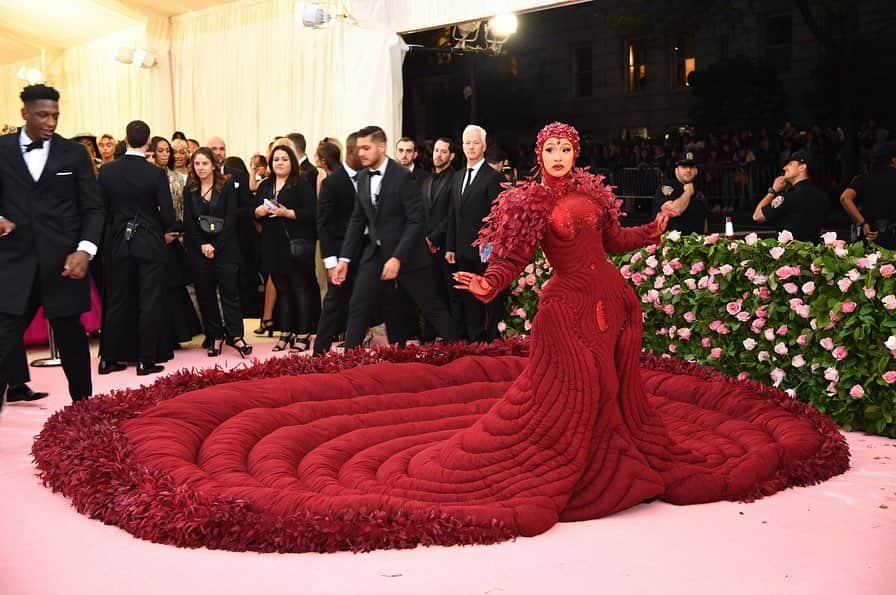 Vogue Italiaさんのインスタグラム写真 - (Vogue ItaliaInstagram)「The Atmosphere from the 2019 #MetGala. Here’s a selection of the best moments, swipe to take a look and see more about all the #MetCamp Guests via link in bio.」5月7日 15時59分 - vogueitalia