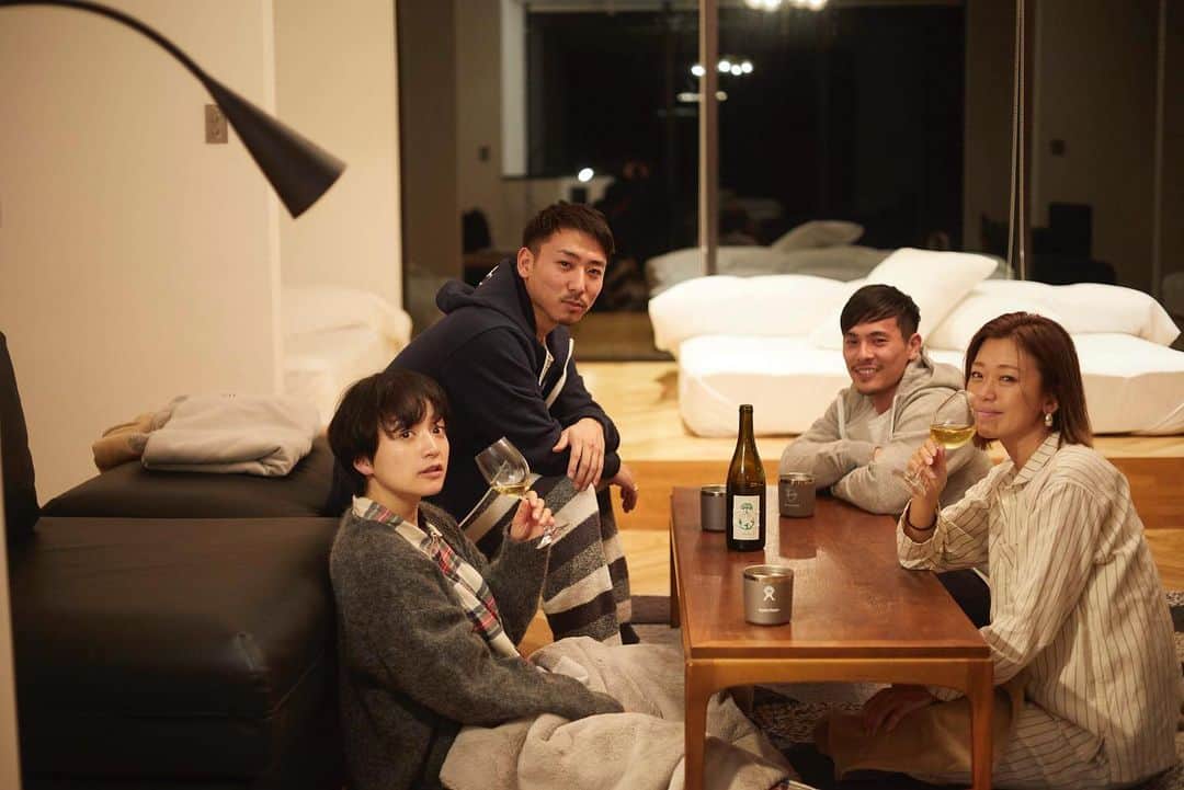 のインスタグラム：「ㅤㅤㅤ ㅤㅤㅤ 5/14丸の内で開催するみやのナイトピクニック。 ㅤㅤㅤ ごはんは幸也飯をオーダーしたんですが、みやからの 「幸也来れたらきてや。てか、たけはこれへんのー？」 って話から、みんなたまたま予定が空いてたので 久々に #ゆーたーぶーみー 集まれることに😂 ㅤㅤㅤ 詳しくはみやがURL貼ってくれてるので 見てみてください💕 高山都のピクニックに#ゆーたーぶー 乱入します😂 ㅤㅤㅤ 写真は @thechikuraumibasecamp での 撮影時のもの。 フォトグラファーの関さんが、 プライベートタイムの私たちをずっと撮ってくださっていて 後から見ても本当にいい思い出😌 ㅤㅤㅤ #marunouchistreet」