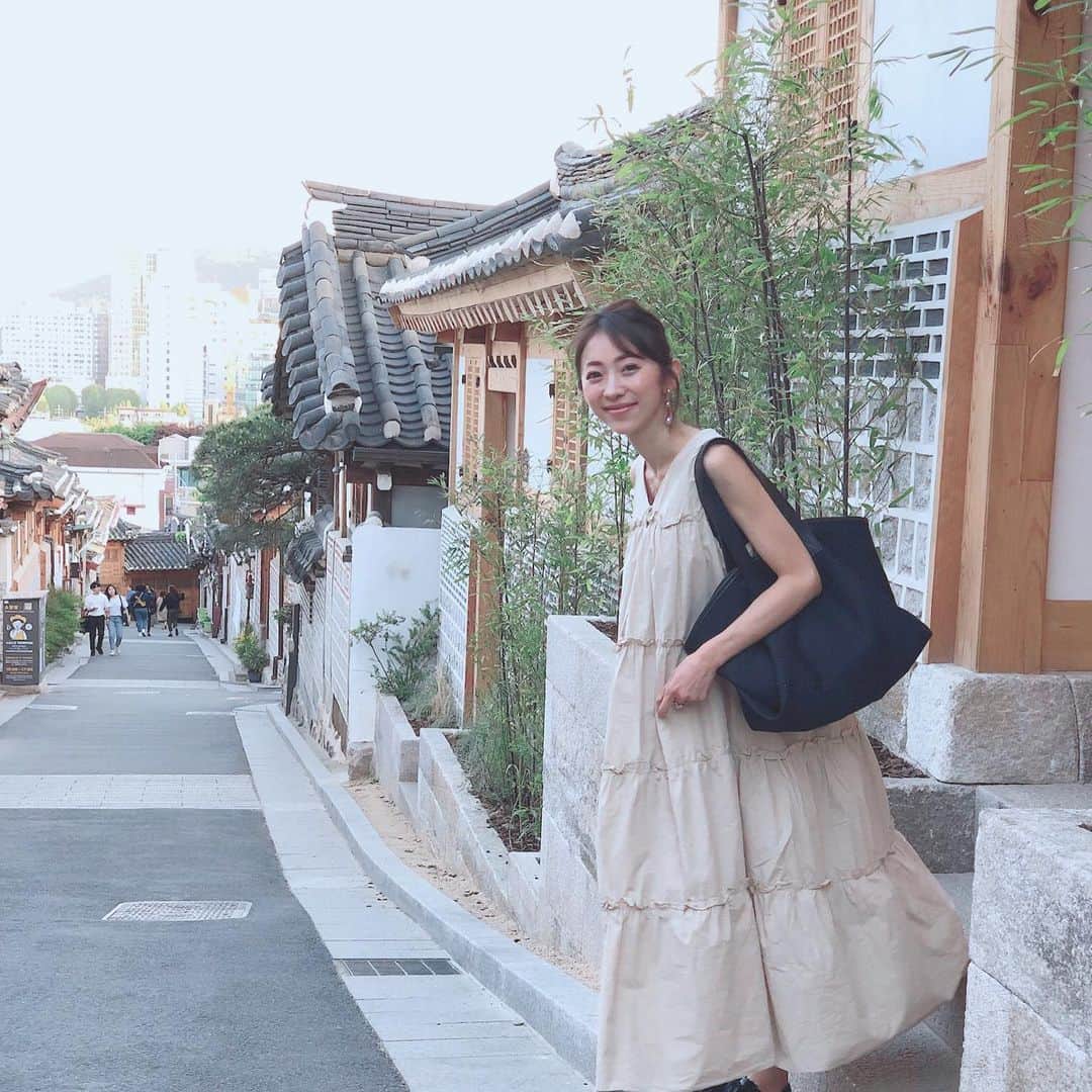 木本泉さんのインスタグラム写真 - (木本泉Instagram)「-﻿ 韓国の昔ながらのお家が残っている﻿ "北村"へ﻿ ﻿ 歩いているだけで楽しい🚶‍♀️🚶‍♀️🚶‍♀️﻿ ﻿ 日本に来られる旅行客の方もこんな気分なんだろうな😙﻿ ﻿ 普段見ない街並みを見るとワクワクします！﻿ ﻿ 久々に行って楽しかった！﻿ ﻿ #韓国#韓屋#北村#韓国観光#izumi_trip」5月7日 16時03分 - izumikimoto