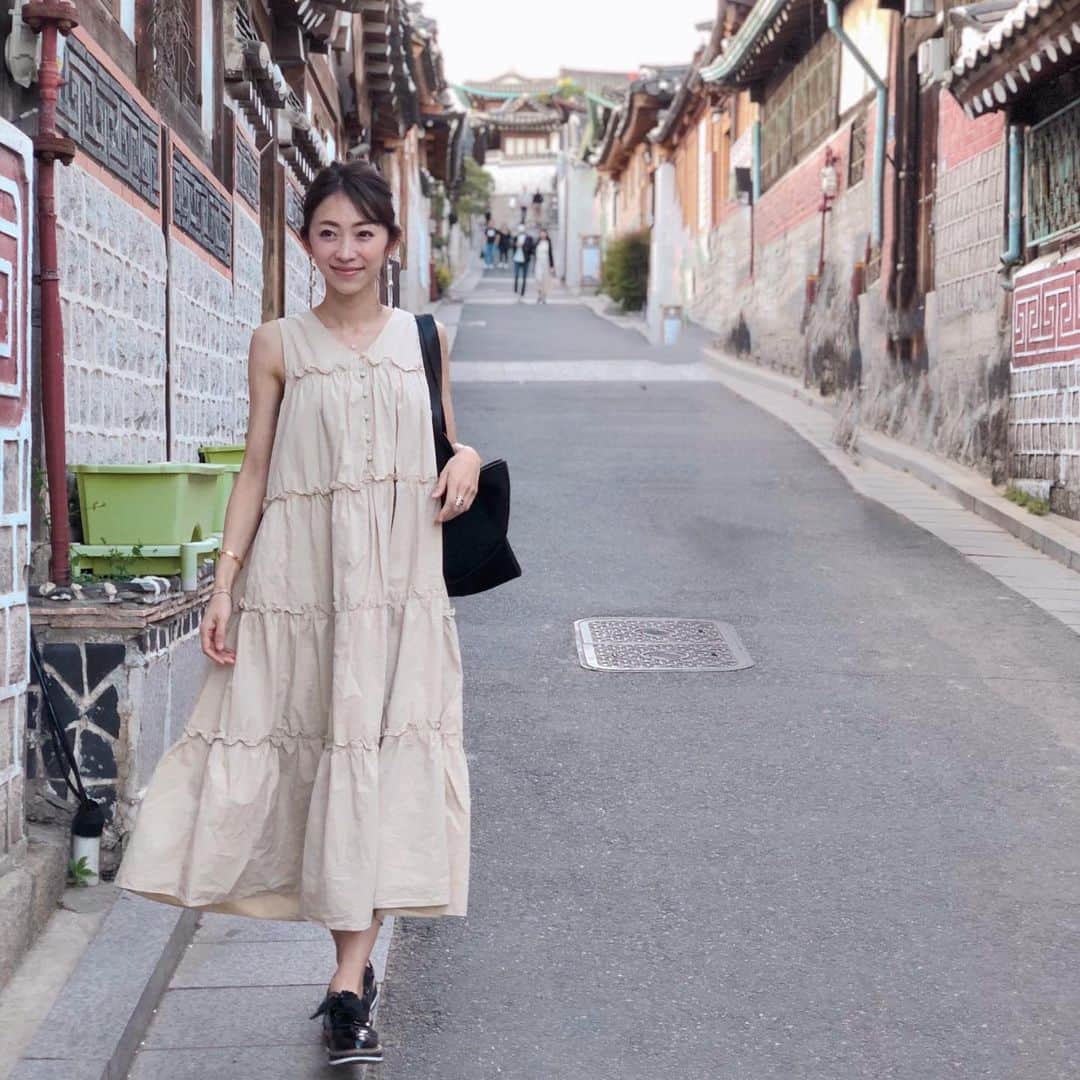 木本泉さんのインスタグラム写真 - (木本泉Instagram)「-﻿ 韓国の昔ながらのお家が残っている﻿ "北村"へ﻿ ﻿ 歩いているだけで楽しい🚶‍♀️🚶‍♀️🚶‍♀️﻿ ﻿ 日本に来られる旅行客の方もこんな気分なんだろうな😙﻿ ﻿ 普段見ない街並みを見るとワクワクします！﻿ ﻿ 久々に行って楽しかった！﻿ ﻿ #韓国#韓屋#北村#韓国観光#izumi_trip」5月7日 16時03分 - izumikimoto