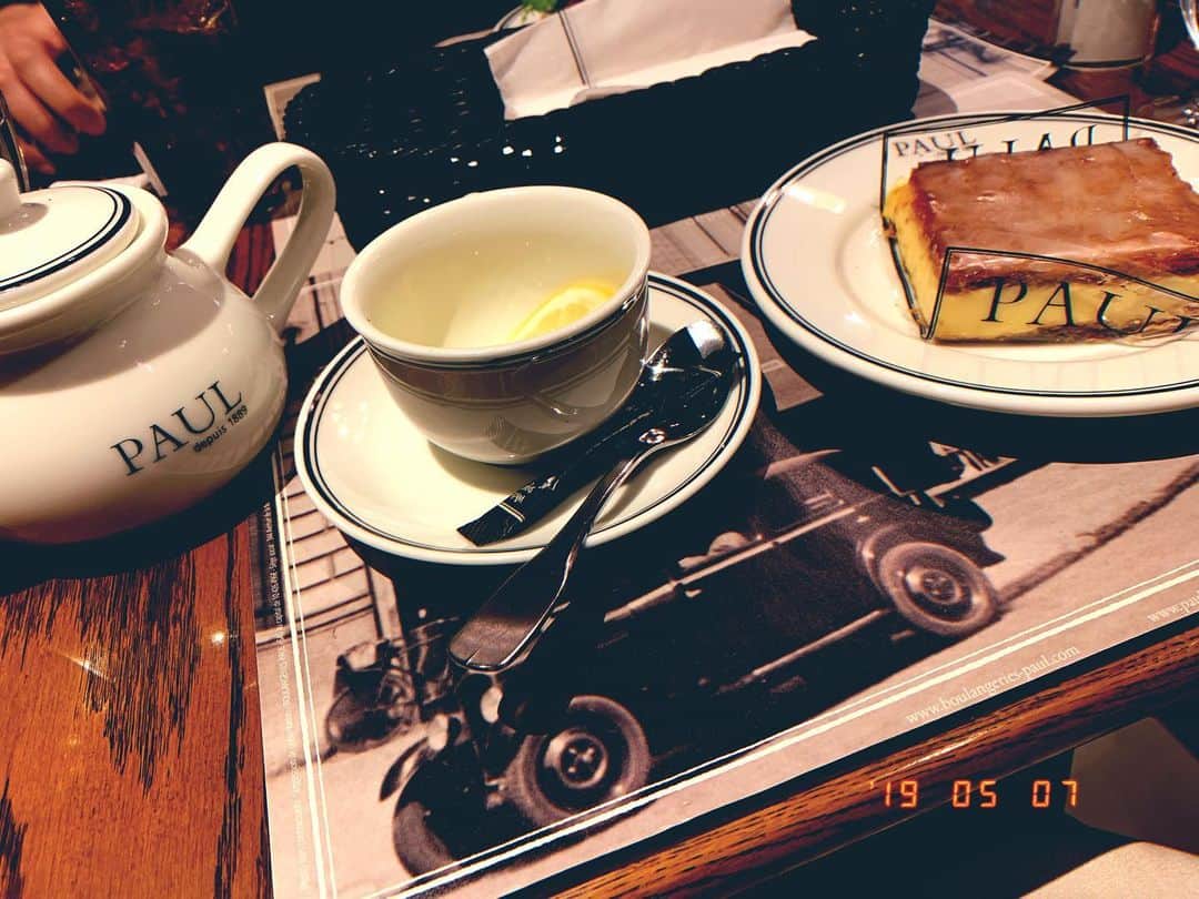 秋山ゆずきのインスタグラム：「. . マネージャーさんと お仕事終わって ティータイムでした🎂 . #PAUL だいすき。 . . #ミルフィーユ #アールグレイティー #ティータイム」
