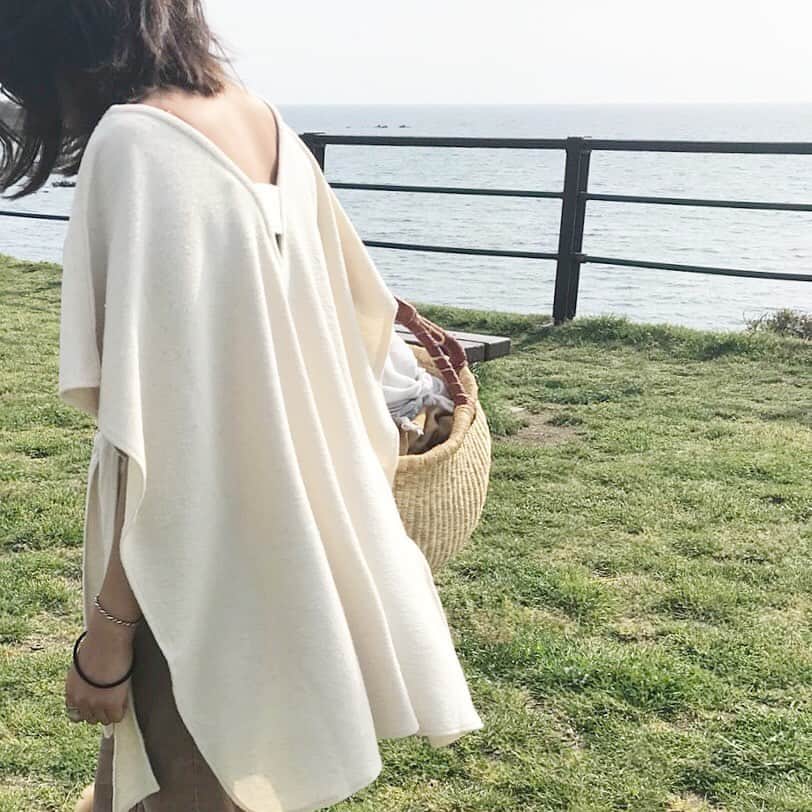 のインスタグラム：「Pile belt poncho : #kiira  #ss19 #collection  #spring #summer」