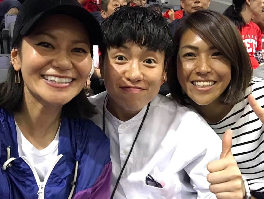 宮里藍さんのインスタグラム写真 - (宮里藍Instagram)「先日Bリーグのプレイオフを見に行かせて頂きましたっ！初めてのBリーグ！激アツでした…🔥🔥🔥#千葉ジェッツ の横断幕の下にまさかの入り込む楽しすぎるサプライズや、がっさんの贅沢過ぎる解説を横で聞かせて貰うという、バスケを心ゆくまで堪能しました！いやぁ、やっぱりバスケは見ていて楽しいし、面白い！！！さちさん、アレンジしてくださって本当にありがとうございましたっ！！！#栃木ブレックス #田臥さん見れて嬉しい #ブースターの皆さんの #応援が凄かったー #帰りの車は #スラダントーク #バスケ🏀したい Went to watch a Basketball game with my friends!! It was so exciting and atmosphere of the game was incredible!:)) Thank you Sachi san for inviting us!!! #Bleague #basketball #chibajets #tochigibrex #somuchfun」5月7日 16時11分 - ai_miyazato