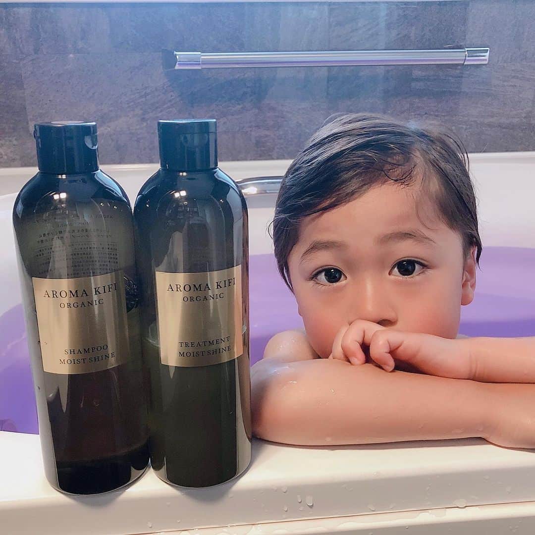 かなのインスタグラム：「最近のお気に入りシャンプー🧴 @aromakifi_official  オーガニックなのに泡立ちが最高でびっくり😳👏🏻 もこもこふわふわな泡で洗えるよ💕 オーガニックってきしむイメージがあったけどこれは全然！🥺 指通り滑らかでしっとりな仕上がり🧖🏻‍♀️ 香りも私の好きなハーブ系で癒されるしオススメです🌿 ウエルシアで売ってます♡ ． ． #アロマキフィ#ノンシリコン#オーガニック#シャンプー#トリートメント#オススメ#ウエルシア#精油#キフィ女#愛用#オススメ」