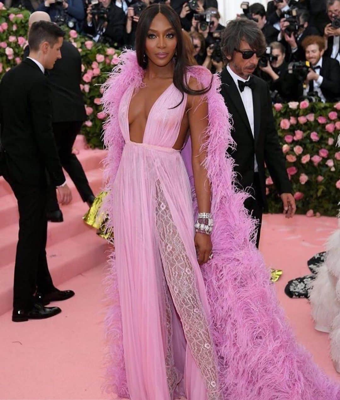 アンナ・デッロ・ルッソさんのインスタグラム写真 - (アンナ・デッロ・ルッソInstagram)「❤️❤️❤️ @Naomi and @pppiccioli attend the 2019 Met Gala wearing @MaisonValentino. ⠀⠀⠀⠀⠀⠀⠀ ⠀ ⠀⠀⠀#FTMEvent / #NaomiCampbell #JulianneMoore #Valentino #MetGala #MetCamp #CampNotesOnFashion #event #appearance #style #model / photo credit: @gettyimages #repost @fashiontomax」5月7日 16時24分 - annadellorusso