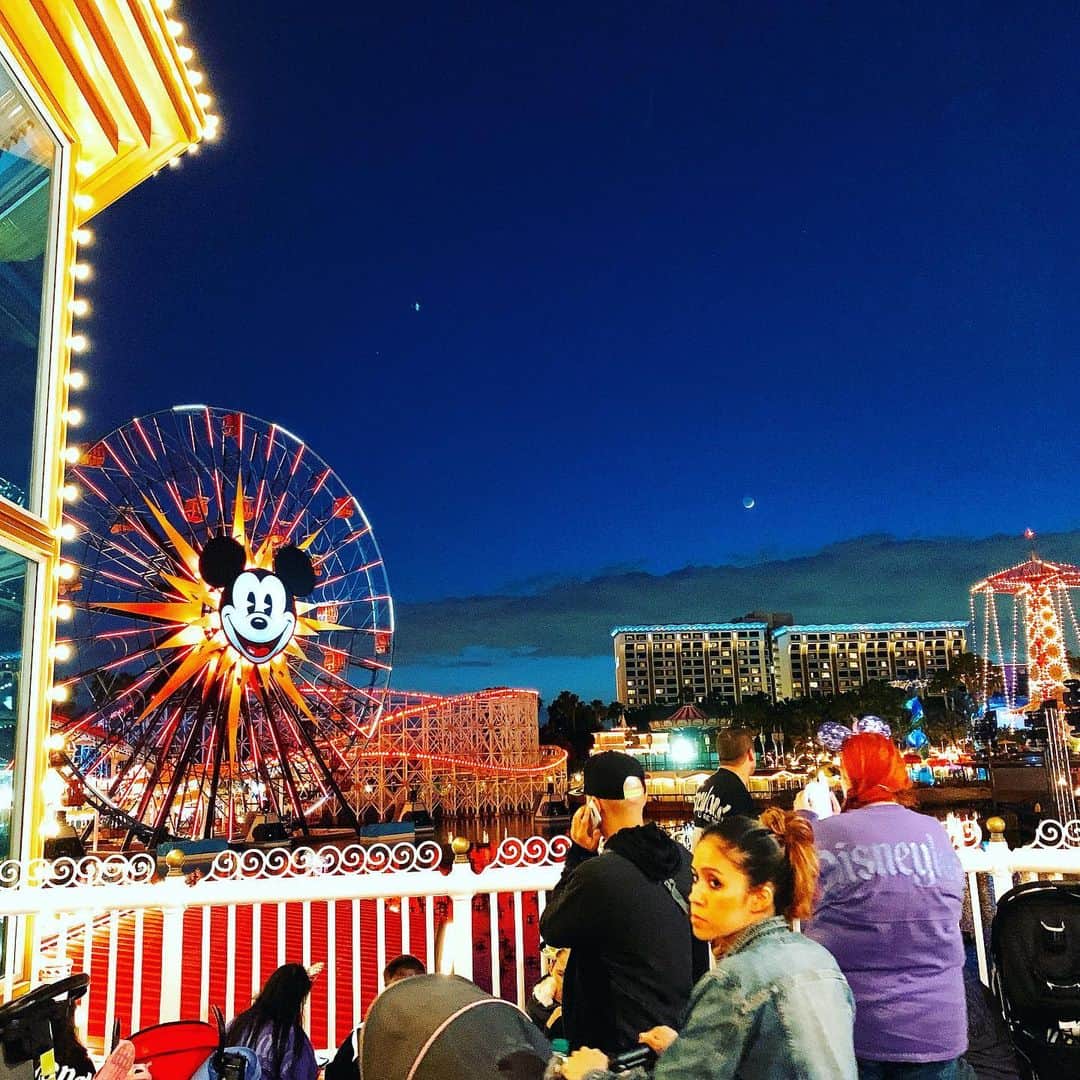 森下悠里さんのインスタグラム写真 - (森下悠里Instagram)「娘にとっての初ディズニーは カリフォルニアで✨ - 水とマッピングのショー とっても綺麗だったよ💓 綺麗過ぎて見惚れてたら動画とか撮れなかった。。 - 正しく夢の国でした💓 - #ディズニーランド #夢の国 #子連れ旅行 #trip #Disneyland #tonight #fantasy」5月7日 16時21分 - yuurimorishita