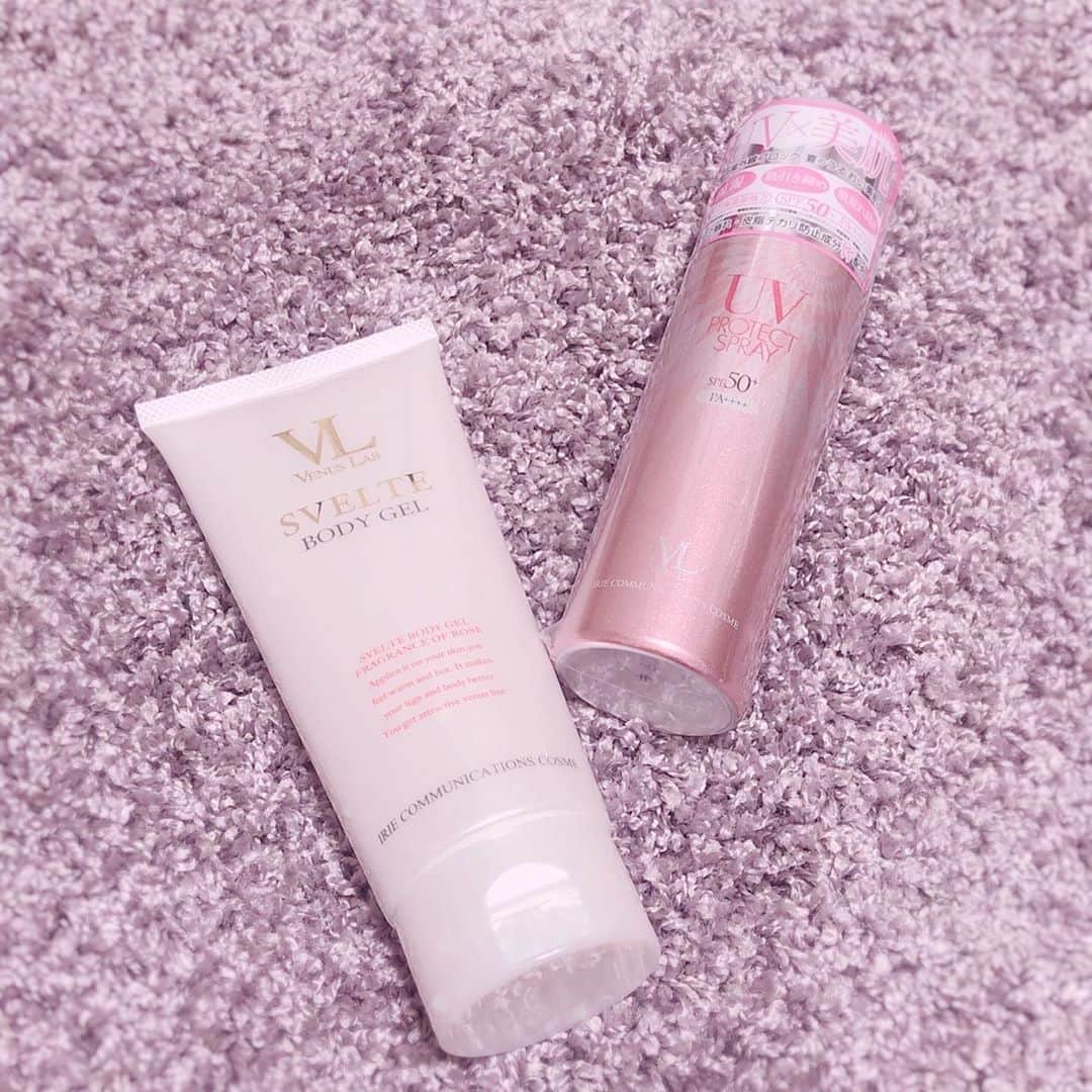 渡辺茉莉絵のインスタグラム：「最近のお気に入り🐰💗 #ヴィーナスラボ の#スヴェルトボディジェル 🔥🔥🔥 #ダイエット 中だから普段にも増してゴリゴリ#マッサージ してるんだけど、従来の#燃焼系 のジェルやクリームって塗ってる時から手が熱くなりすぎて耐えられなくなったりしてたんだけどこれは塗ってる時はサラサラのジェルでマッサージしやすいの🥺💕 塗って少しするとあったかくなってきて燃焼されてる感じがするから夏に向けてすごくオススメ🍎✨ ちゃんと伝わるかわかんないけど2枚目にビフォーアフター載せておいたよ✌️(膝の汚さは察してください🍻🙇‍♀️笑) * あとは毎年大活躍する#日焼け止めスプレー #UVプロテクトスプレー ☀️ SPF50PA++++だし、逆さにしても使える上に白くならない#ウォータープルーフ 処方の顔/体/髪全部に使えちゃうタイプのもの☺️☘️#保湿 #肌引き締め #肌荒れ防止 効果もあるUVと美肌を叶えてくれる優れものなのです💗💗💗💗 この時期から#UV対策 必須だからぜひチェックしてみてね😇 #venuslab #bodygel #diet #massage #massagegel #uvspray #suncut #summer #pink #ダイエット女子 #絶対焼けたくない #日焼け対策」