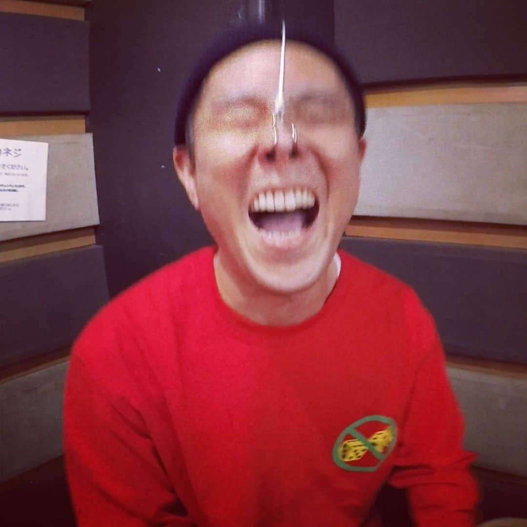 おたこぷーのインスタグラム：「ドラム漫談 #13 鼻フック(いろはす555ml ver) #お笑い #おたこぷー  #あいみょん  #gopro  #ビートさとし  #シネクイント  #スケートキッチン  #夏空 #天草 #サイプレスヒル #下北沢  #ガードアイランド下北沢ウエスト店  #夏  #脇山口 #ダイスアンドダイス  #ドラム  #漫談」