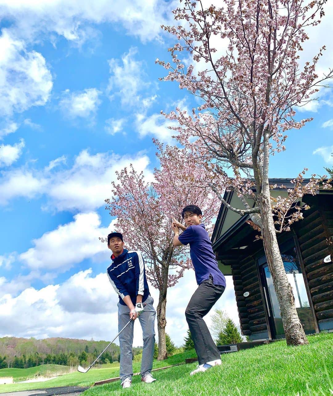 福田太郎のインスタグラム：「ゴルフ場も春満開でした〜 雨上がりの青空のもと、同期とのシーズン事始め⛳️ #uhb #福本義久 #小顔 #アナウンサー #6番アイアン  #天ぷら 定食で、ご飯２回おかわりする系男子 学生時代は #スタバ の爽やかお兄さん お土産に #ミスド #オールドファッション」