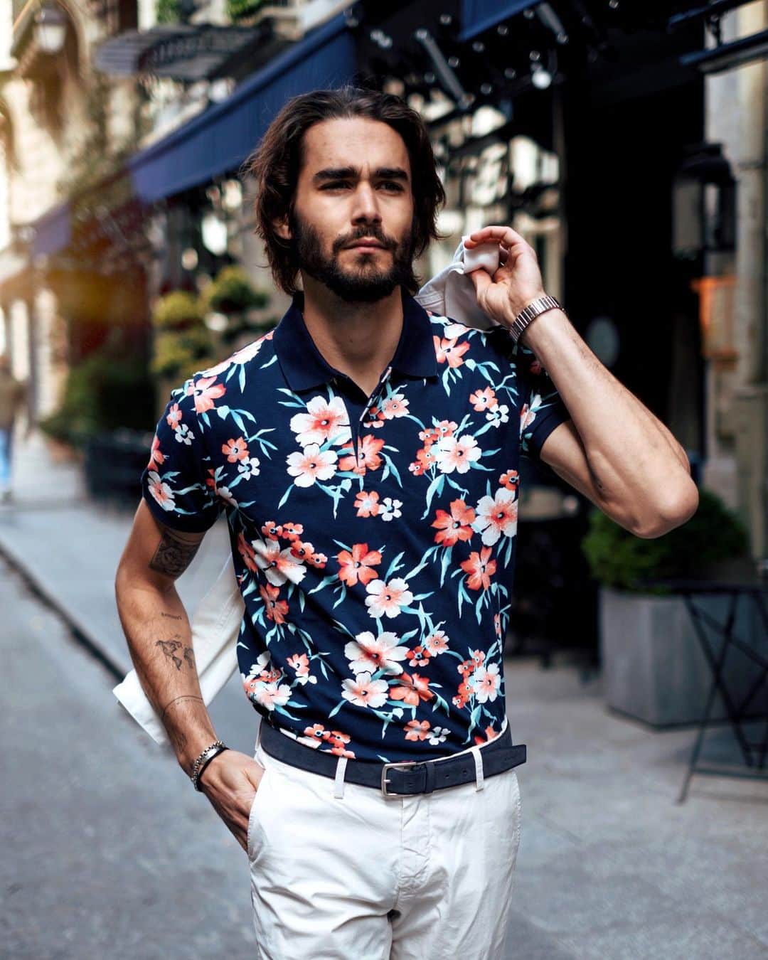 NICOLAS SIMOESのインスタグラム：「Flowery tops at its best 💐 #7decades7icons #gant」