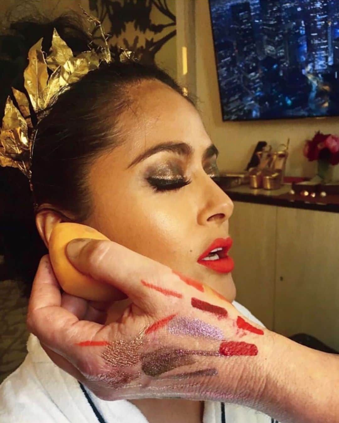 Stila Cosmeticsさんのインスタグラム写真 - (Stila CosmeticsInstagram)「Did you guys catch @salmahayek on the carpet of last nights #metgala?! (Hint hint: she was rocking a full face of Stila 😉) We worked with @makeupmatthew to break down her golden-dewy glam: ⭐️First prime the face using Stila Lingerie Soufflé Skin Perfecting Primer in Sun-Kissed ⭐️Followed by the primer, apply Stila Stay All Day Foundation & Concealer in Almond 11 around frame of the face ⭐️Then, apply Stila Stay All Day Foundation and Concealer in Buff 7 at the center of the face and under the eyes to brighten the complexion ⭐️Stila After Hours Eye Shadow Palette in shades Anything Goes and Cash Out were mixed together to create a smokey eye, followed by adding a little sparkle with Stila Glitter & Glow in Rose Gold Retro ⭐️Next, Stila Stay All Day Waterproof Liquid Eye Liner in Intense Black was applied followed by Stila HUGE Extreme Lash Mascara ⭐️Then, Stila Convertible Color in Camellia was applied like a bronzer to the cheeks and the temples, followed by Stila Heaven’s Hue Highlighter in Incandescence to add that extra glow ⭐️To create the perfect red lip, apply Stila Stay All Day Liquid Lipstick in Beso and line the lip with Stila Stay All Day Lip Liner in Pinot Noir ⭐️To complete the look and add that extra touch, Stila Beauty Boss Lip Gloss in Empowering was applied on top of the lipstick adding that extra shine! #stilacosmetics #metgala #salmahayek」5月8日 2時09分 - stilacosmetics