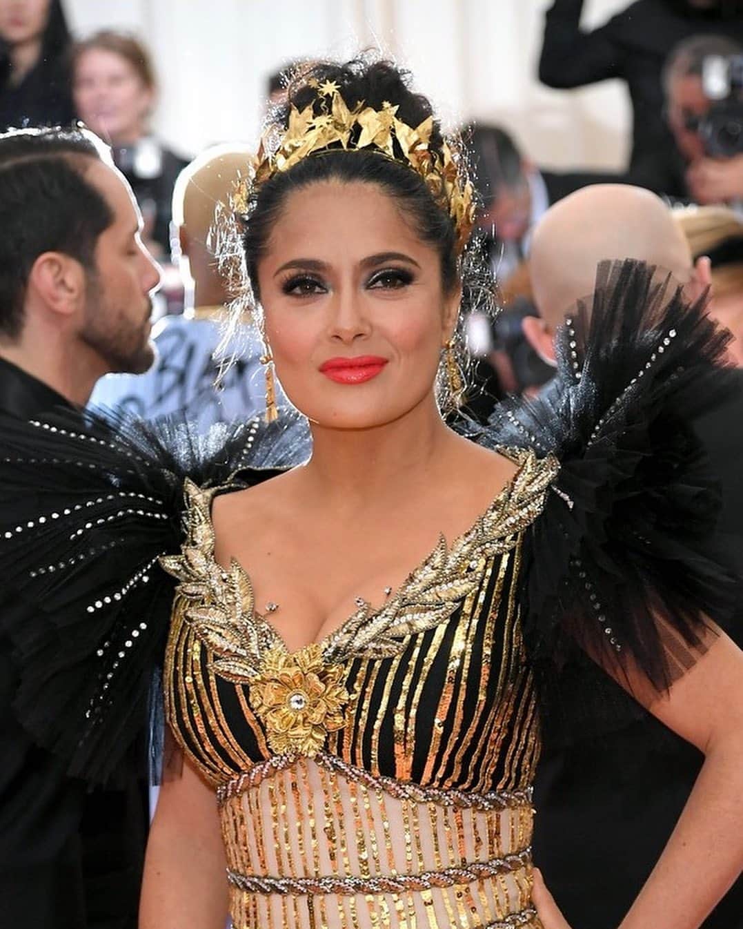 Stila Cosmeticsさんのインスタグラム写真 - (Stila CosmeticsInstagram)「Did you guys catch @salmahayek on the carpet of last nights #metgala?! (Hint hint: she was rocking a full face of Stila 😉) We worked with @makeupmatthew to break down her golden-dewy glam: ⭐️First prime the face using Stila Lingerie Soufflé Skin Perfecting Primer in Sun-Kissed ⭐️Followed by the primer, apply Stila Stay All Day Foundation & Concealer in Almond 11 around frame of the face ⭐️Then, apply Stila Stay All Day Foundation and Concealer in Buff 7 at the center of the face and under the eyes to brighten the complexion ⭐️Stila After Hours Eye Shadow Palette in shades Anything Goes and Cash Out were mixed together to create a smokey eye, followed by adding a little sparkle with Stila Glitter & Glow in Rose Gold Retro ⭐️Next, Stila Stay All Day Waterproof Liquid Eye Liner in Intense Black was applied followed by Stila HUGE Extreme Lash Mascara ⭐️Then, Stila Convertible Color in Camellia was applied like a bronzer to the cheeks and the temples, followed by Stila Heaven’s Hue Highlighter in Incandescence to add that extra glow ⭐️To create the perfect red lip, apply Stila Stay All Day Liquid Lipstick in Beso and line the lip with Stila Stay All Day Lip Liner in Pinot Noir ⭐️To complete the look and add that extra touch, Stila Beauty Boss Lip Gloss in Empowering was applied on top of the lipstick adding that extra shine! #stilacosmetics #metgala #salmahayek」5月8日 2時09分 - stilacosmetics