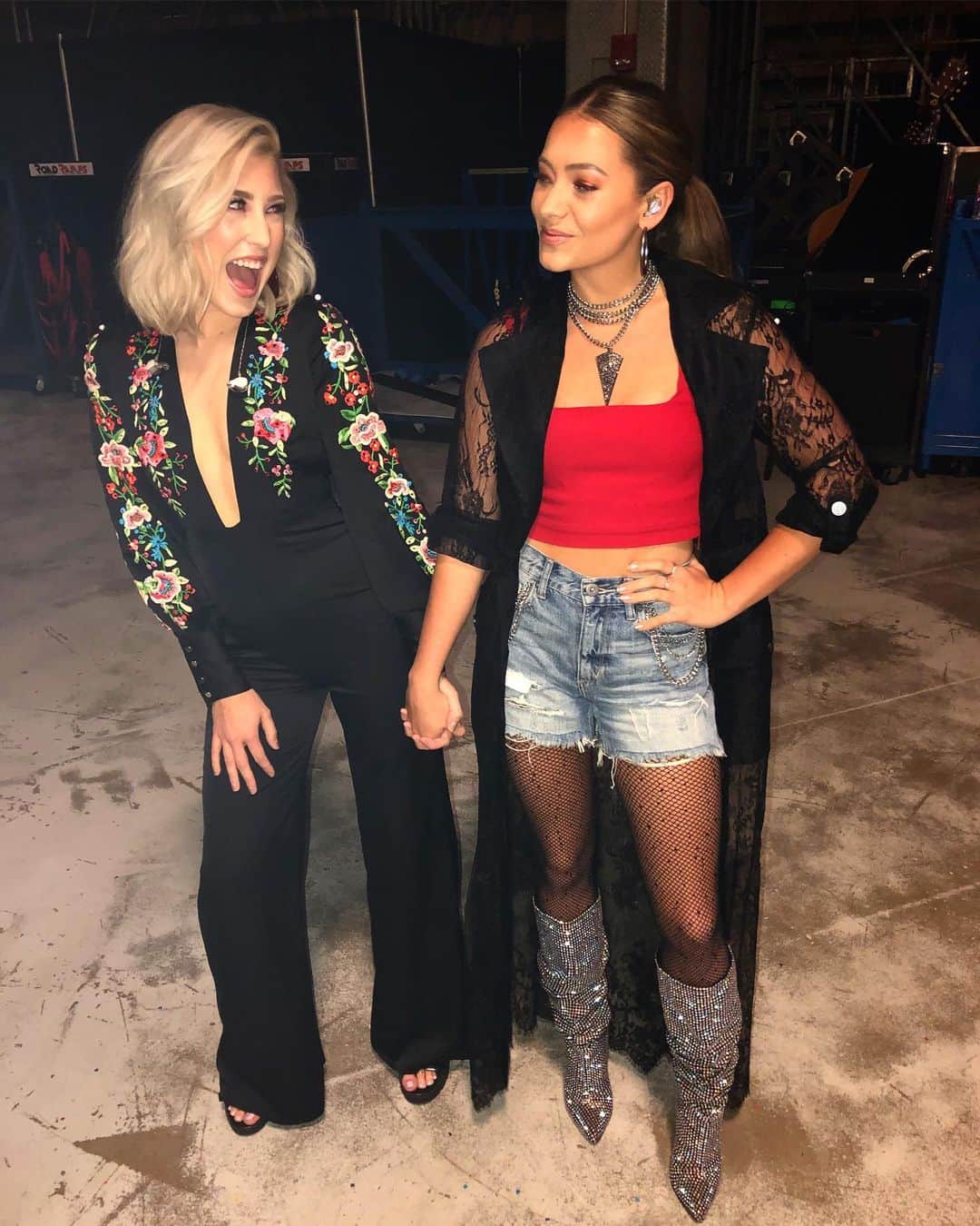 Maddie & Taeさんのインスタグラム写真 - (Maddie & TaeInstagram)「Just two besties having the time of their freaking lives in San Antonio, Texas 👯‍♀️ #cryprettytour360 📸 @joy_ofalltrades」5月8日 2時09分 - maddieandtae