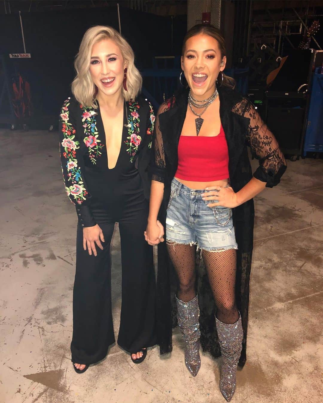 Maddie & Taeさんのインスタグラム写真 - (Maddie & TaeInstagram)「Just two besties having the time of their freaking lives in San Antonio, Texas 👯‍♀️ #cryprettytour360 📸 @joy_ofalltrades」5月8日 2時09分 - maddieandtae