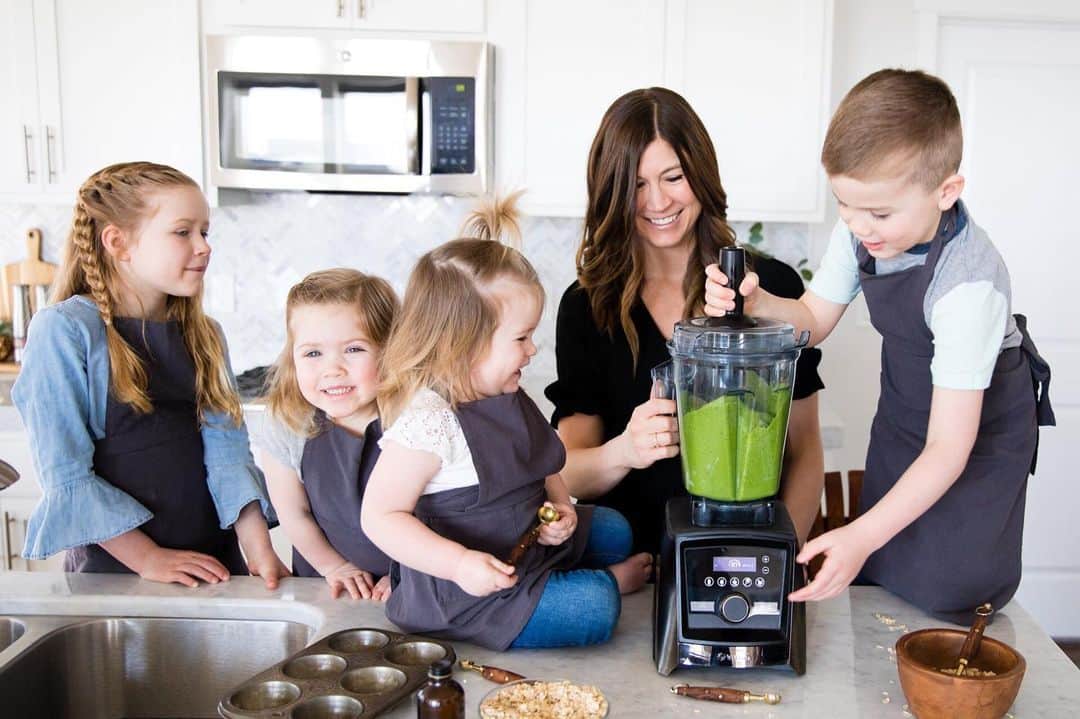 Vitamix Global Headquarters Real foodさんのインスタグラム写真 - (Vitamix Global Headquarters Real foodInstagram)「Cooking with kiddos? Make it memorable, not stressful. Laura from @joyfoodsunshine shares her tips on making the experience more rewarding. #mothersday」5月8日 2時05分 - vitamix