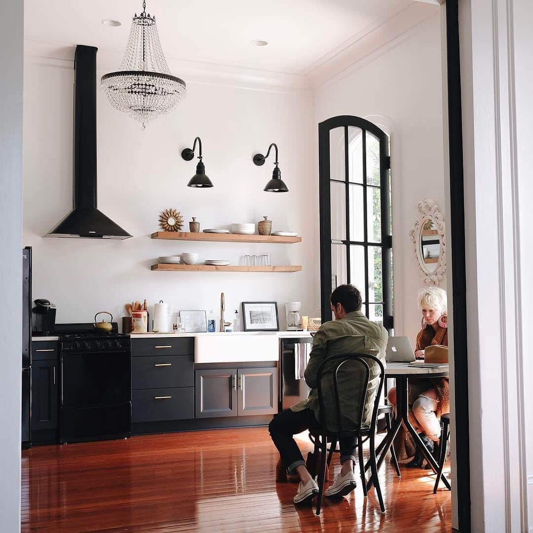 Airbnbさんのインスタグラム写真 - (AirbnbInstagram)「Fresh off an award-winning preservation project, Superhost Kay’s apartment in a historic house puts you at the heart of the Marigny neighborhood. When evening rolls around, people-watch from your wraparound balcony or walk a couple of blocks to Sweet Lorraine’s for live jazz with a side of jambalaya.  Photo: @alexaplew」5月8日 2時05分 - airbnb