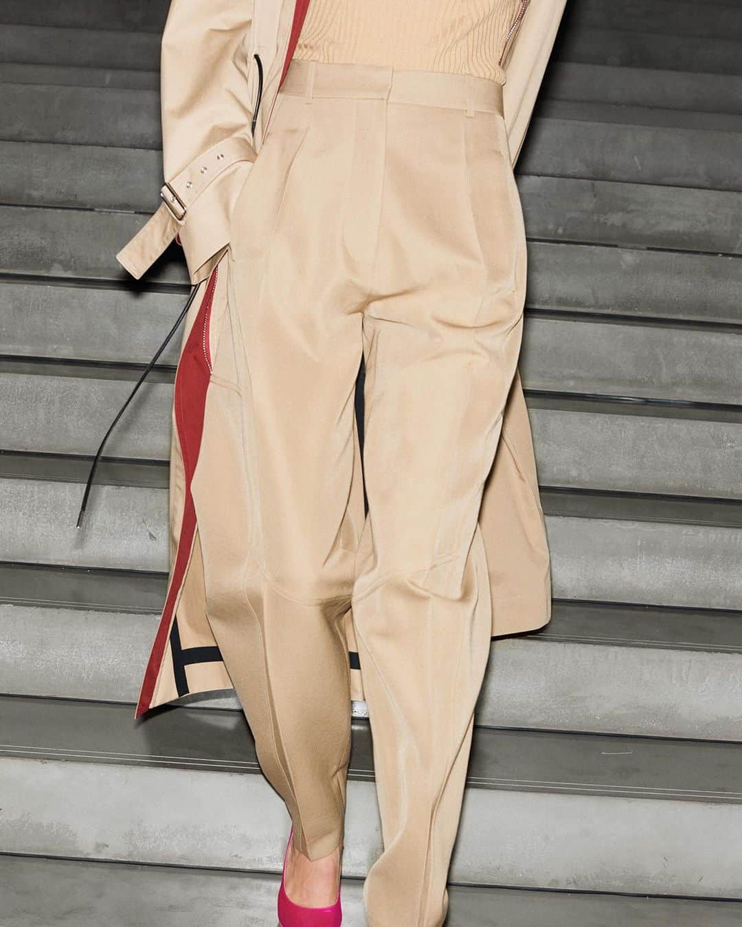 のインスタグラム：「#VBPreAW19 is here! A modern approach to monochromatic dressing for my new collection. Online now. x VB」