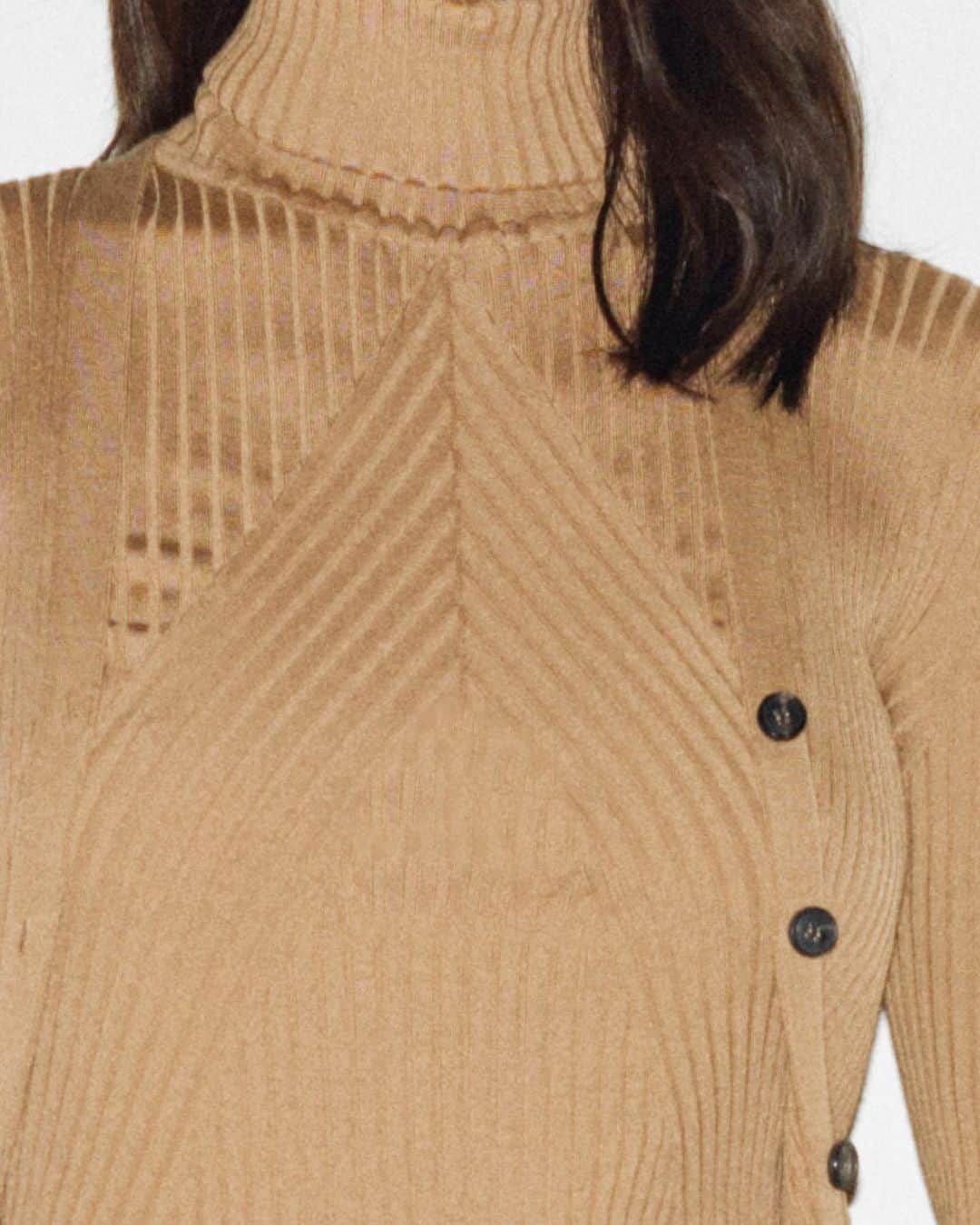 のインスタグラム：「Layering up in shades of sand for #VBPreAW19. x VB」