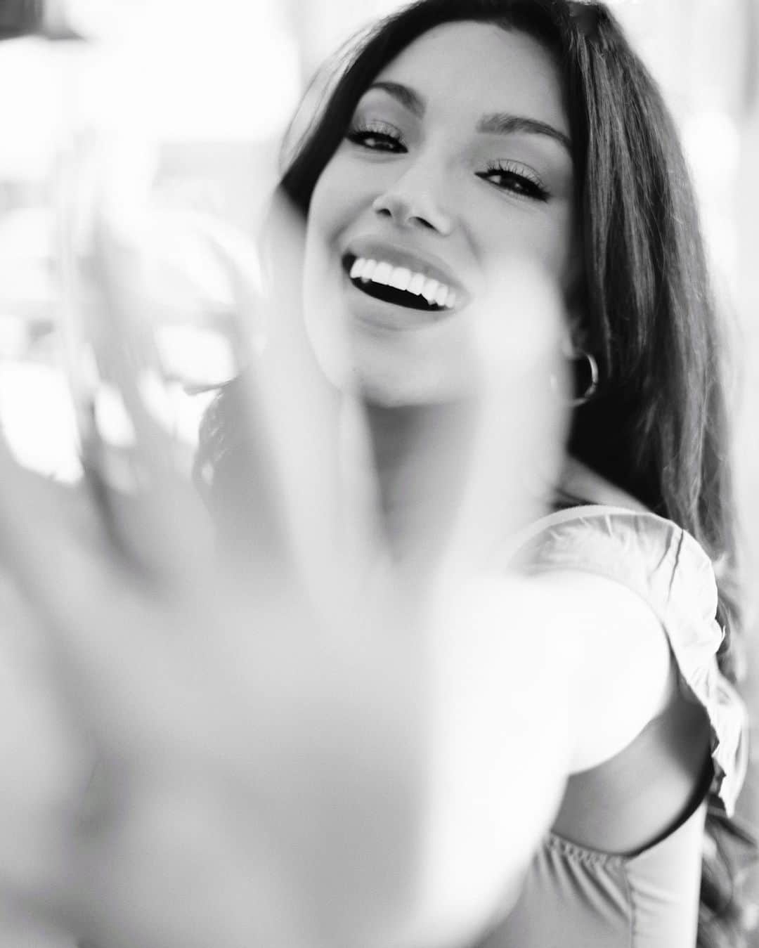 ゼリカ・シルバーのインスタグラム：「Out here pretending I don’t want my picture taken 😂 📸@thephotographer nailed it like always! . . . #bnwphotography #happygirl #smilemore #grateful #feliz」