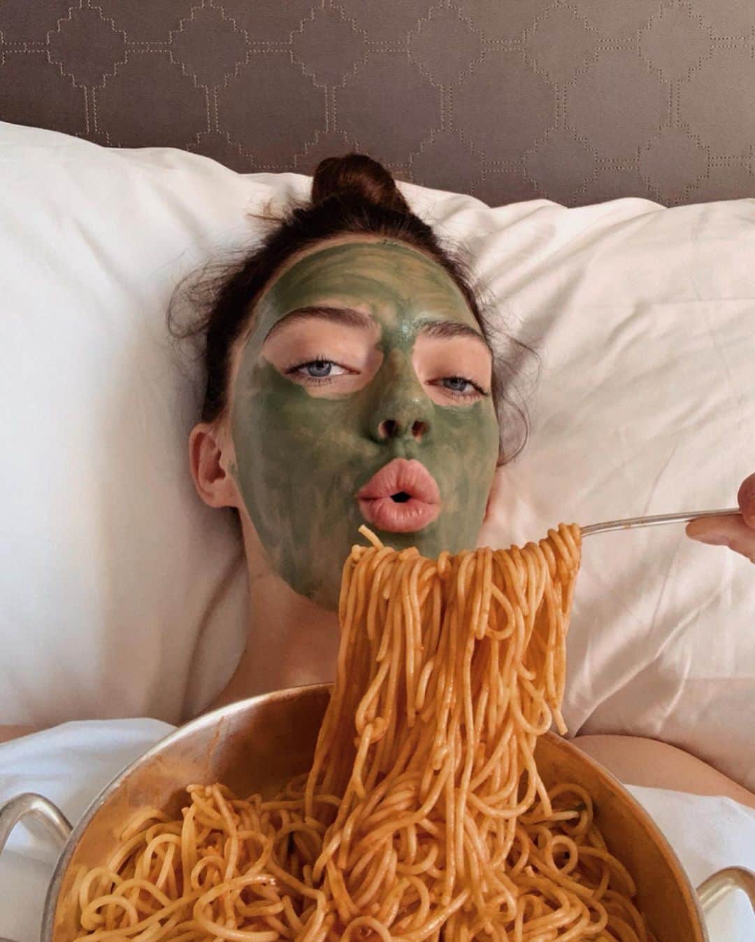 パイパー・アメリカ・スミスのインスタグラム：「Pro tip: let the steam from the spaghetti  penetrate the mask deeper into your skin」