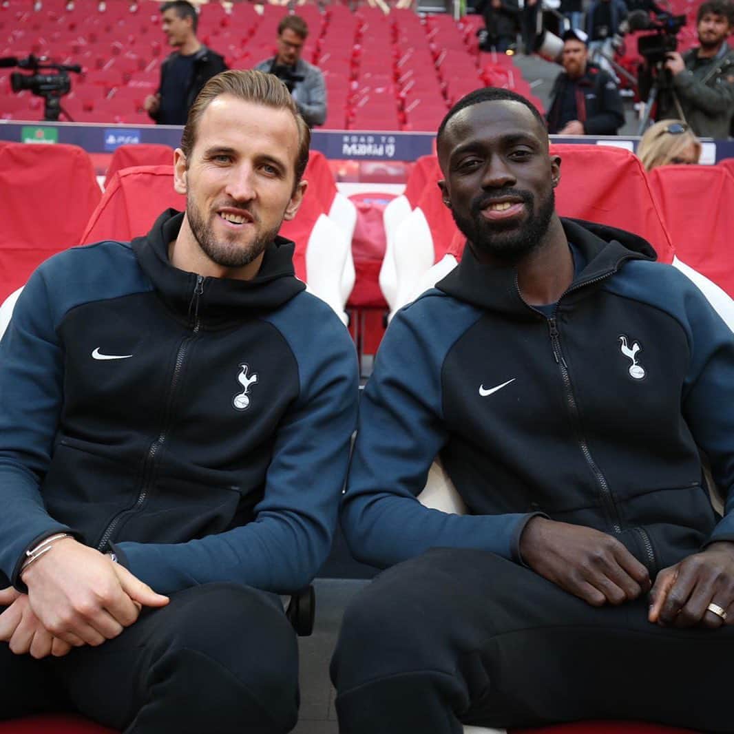 ハリー・ケインのインスタグラム：「Wouldn’t miss this. Out in Amsterdam supporting the boys. #COYS #UCL」
