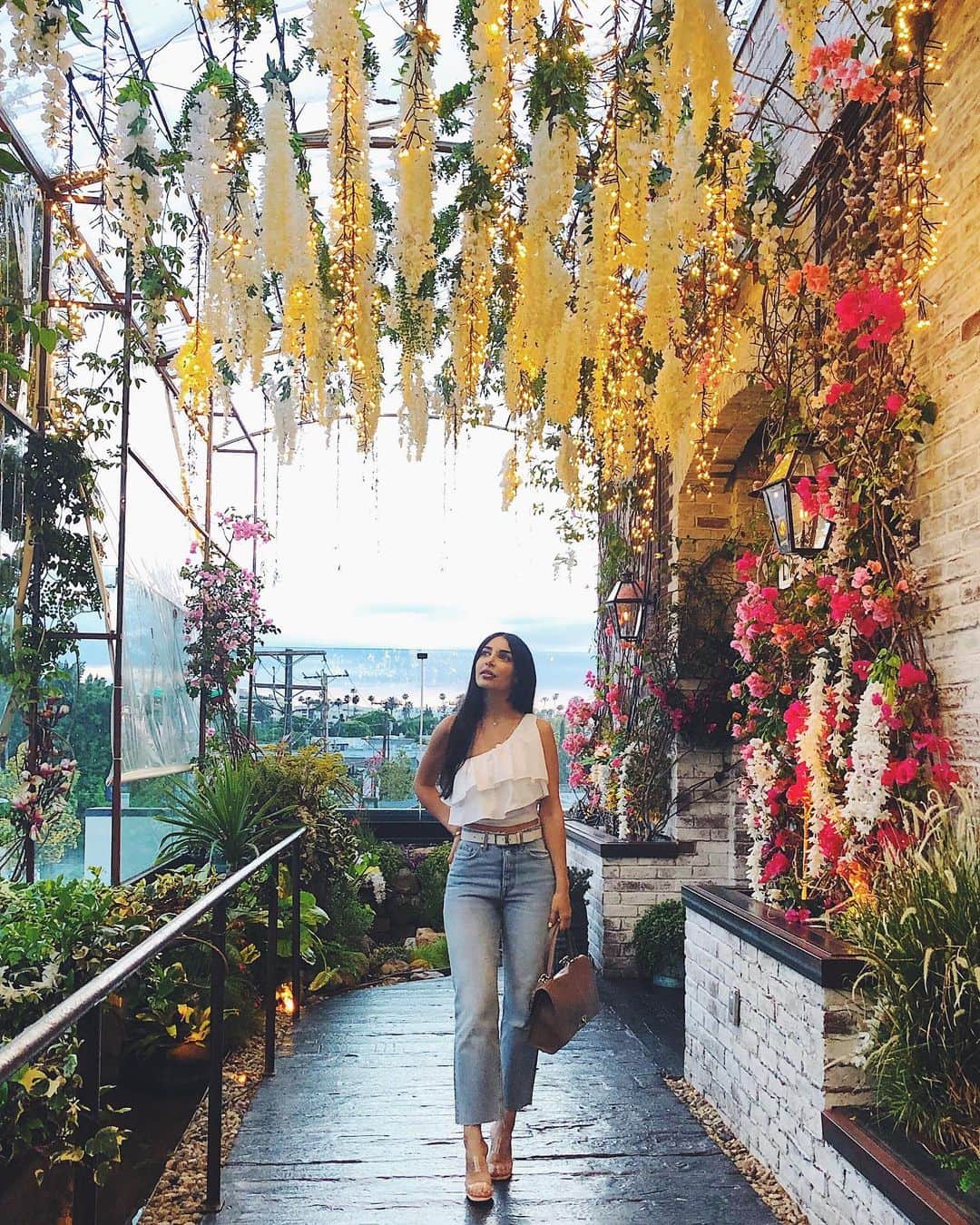 sananasのインスタグラム：「Amazed ✨🌸Cet endroit est incroyable ... .Top, jeans et chaussures @Zara .Ceinture et sac @GivenchyOfficial  __ #DiorMakeUp #LA #LosAngeles #Catch #CatchLA #DiorBackstage」