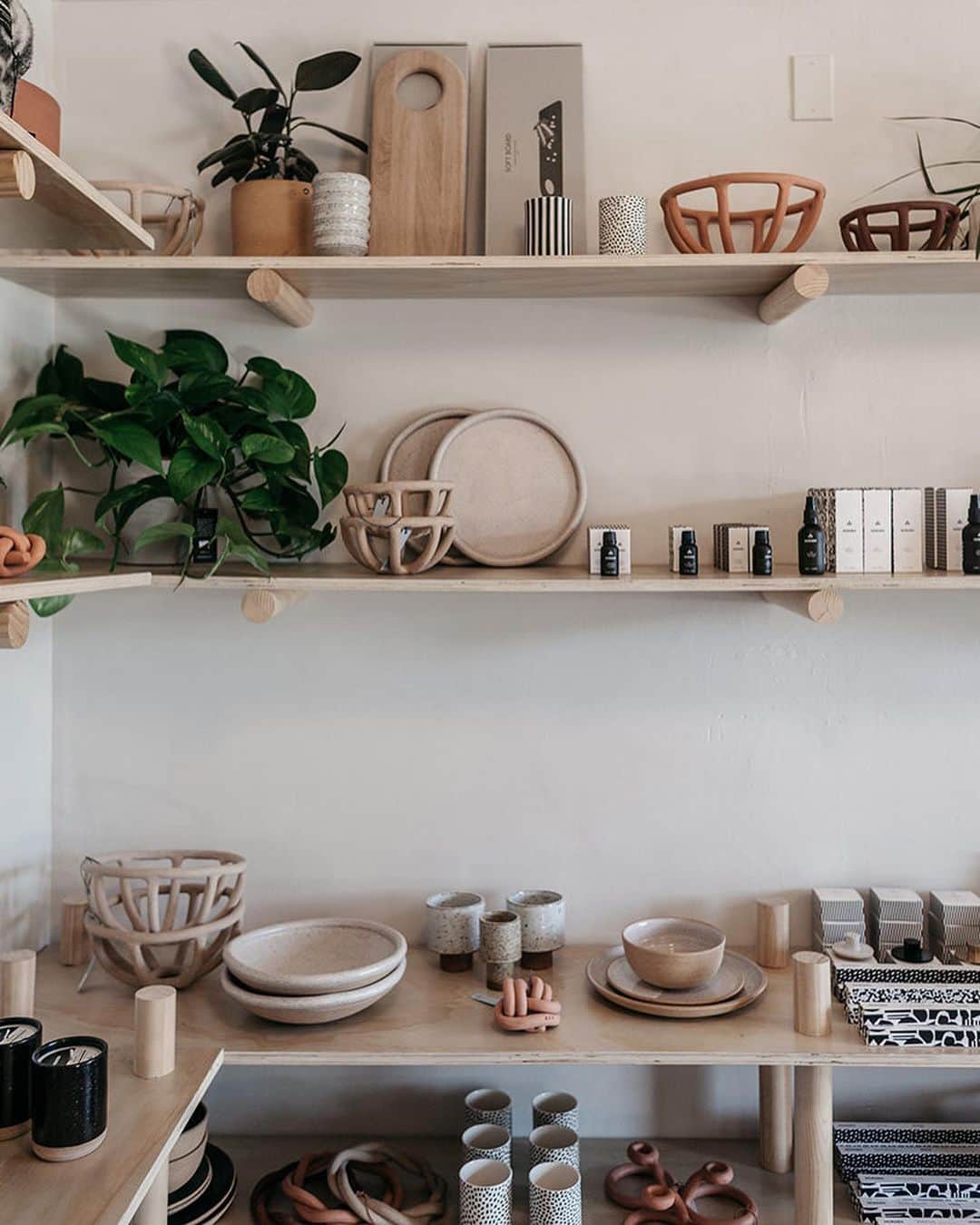 Design Milkさんのインスタグラム写真 - (Design MilkInstagram)「@nordengoods’ storefront in #Encinitas, #California is filled shelf-to-shelf with their line of #homegoods and accessories. Each piece that founders Erika + Pete Paniera creates and produces is informed by their own taste as well as the brand’s mission to bring warmth and comfort to the home through carefully considered, functional objects produced with a high level of attention to craft. \\\ Check out our conversation with them on this month’s Design Store(y) on designmilk.com!」5月8日 2時25分 - designmilk