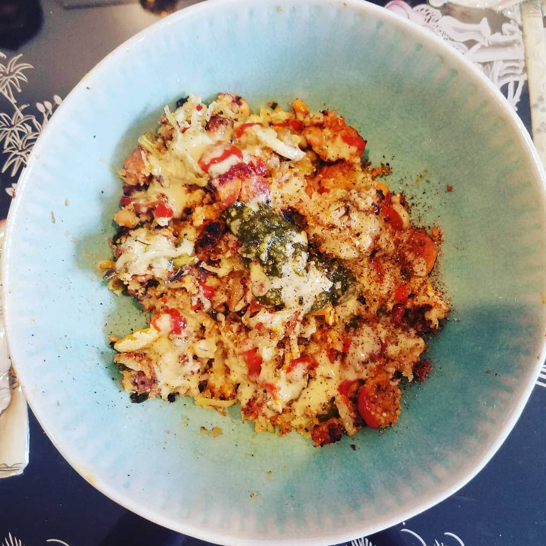 ガソリングラマーさんのインスタグラム写真 - (ガソリングラマーInstagram)「VEGAN SAUSAGE CHEESE PESTO HOT SAUCE ZUCCHINI TOTS BOWL #GASOLINEKITCHEN ADVENTURES  @rollingreens #spicysweet #tots 🌿🌿🌾 #glutenfree  @beyondmeat beyond sausage #vegansausage 🌭🌭🌭 @mothersmarkets ZUCCHINI 🥒🥒 @violife_foods mozzarella shreds 🧀🧀🧀 @seggianolovesfood #basilpestogenovese #veganpesto 🌿🌿🌿 @yellowbirdsauce ghost pepper #hotsauce 🌶🌶🐥🐤🐣 @davesgourmetinc #creamyjalapeño @mountainroseherbs smoked black pepper birdseye chili pepper  #vegan #vegansofIG #vegansnack #plantstrong #eatplants #eatvegan #vegansofinstagram #plantbased #veganfood #whatveganseat #instavegan #veganrecipe #VEGANGOOD #rollingreens #beyondmeat  #mothersmarket  #violife  #seggiano  #yellowbirdhotsauce  #davesgourmet @gasolineglamour  #GASOLINEGLAMOUR」5月8日 2時28分 - gasolineglamour