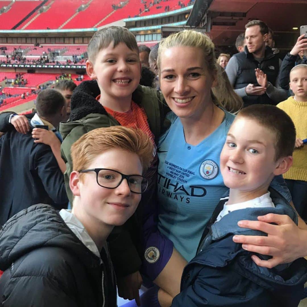 ジェンマ・ボナーのインスタグラム：「No words to describe how much it meant having this lot at Wembley for me ❤️❤️」