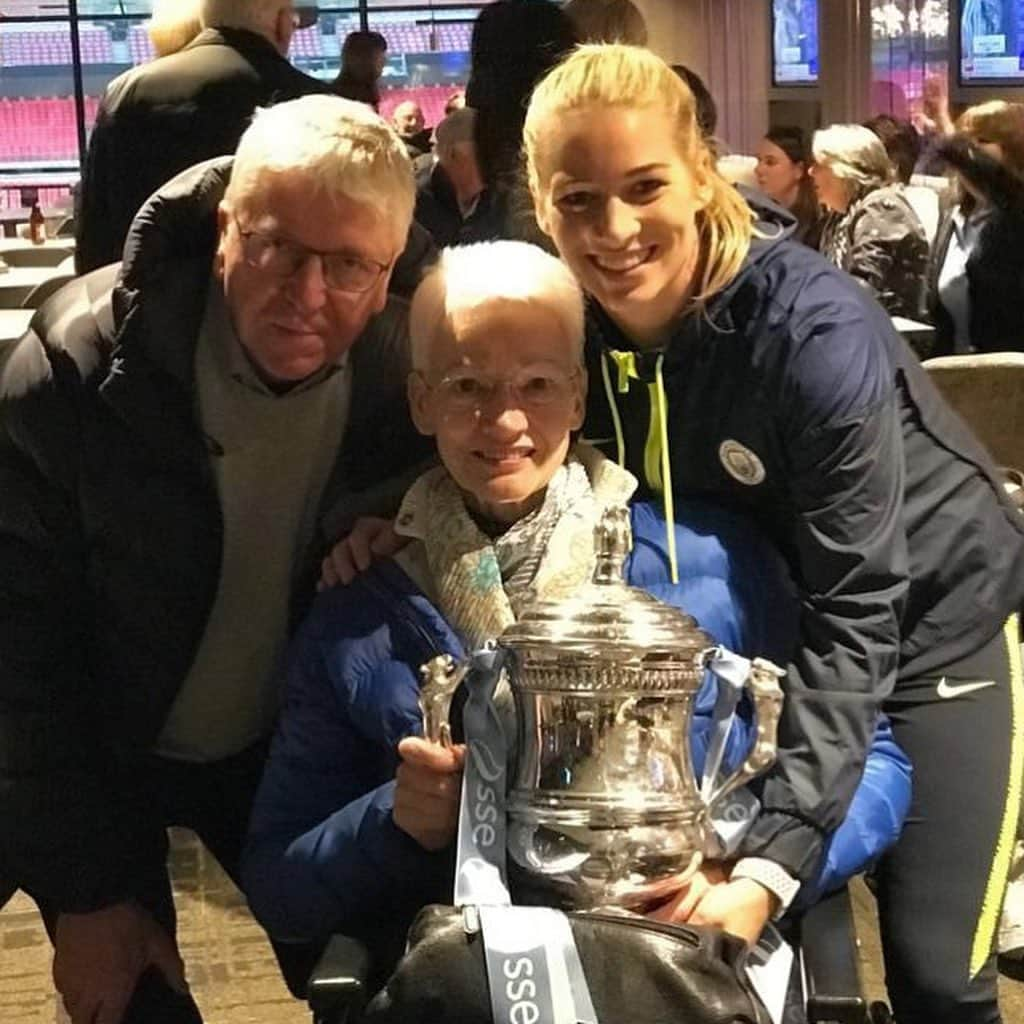 ジェンマ・ボナーさんのインスタグラム写真 - (ジェンマ・ボナーInstagram)「No words to describe how much it meant having this lot at Wembley for me ❤️❤️」5月8日 2時39分 - gembon23