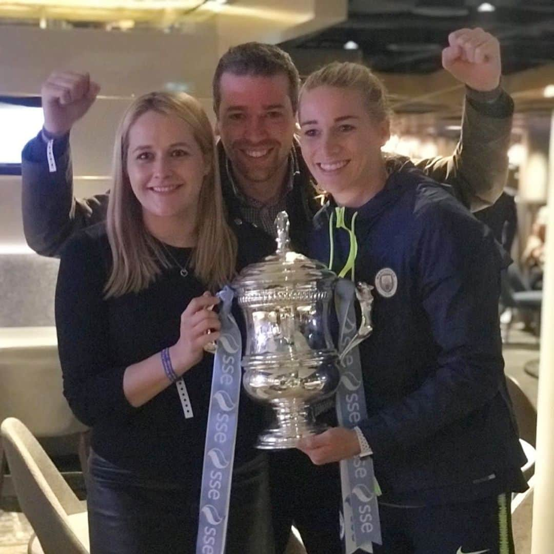 ジェンマ・ボナーさんのインスタグラム写真 - (ジェンマ・ボナーInstagram)「No words to describe how much it meant having this lot at Wembley for me ❤️❤️」5月8日 2時39分 - gembon23