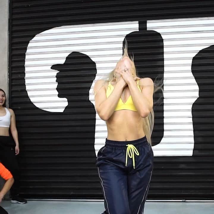 Nika Kljunのインスタグラム：「I had such a good time teaching in Chile! Can you tell?! 😜 thank you all for sharing your energy with me ❤️ u guys are the sweetest ever 🙏🏻😍 . Sometimes it feels good to just take your time and live in the moment while you’re dancing 🥰. You can’t go wrong with clean lines and commitment to your performance! Subtle moments can be just as sexy 😏 as long as you are having fun! . Place: @powerperalta_vina , Chile Video: @cristobal.arc Song: @ciara - “Freak Me” Choreography/Dancer: 🙋🏼‍♀️ . #danceworkshop #nikakljun #ciara #freakme #lessismore #cleandancing #dancetraining #lovemystudents #nikakljunchoreography #jazzfunkdance #ballroomdancing #latinvibes #vinadelmar #powerperalta #ppfamily」