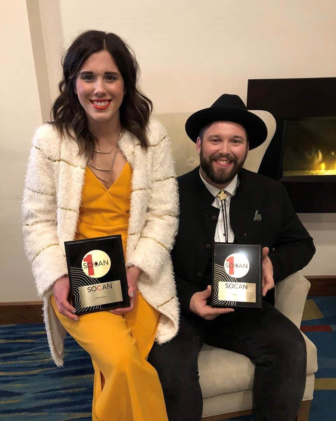 SOCANさんのインスタグラム写真 - (SOCANInstagram)「We presented No. 1 plaques to Catherine Allan and Andrew James O'Brien aka @fortunateonesmusic, in recognition of “Hold Fast” reaching No. 1 on the CBC Music Top 20 Chart August 9, 2018 & January 3, 2019 #1 #🥇」5月8日 2時39分 - socanmusic